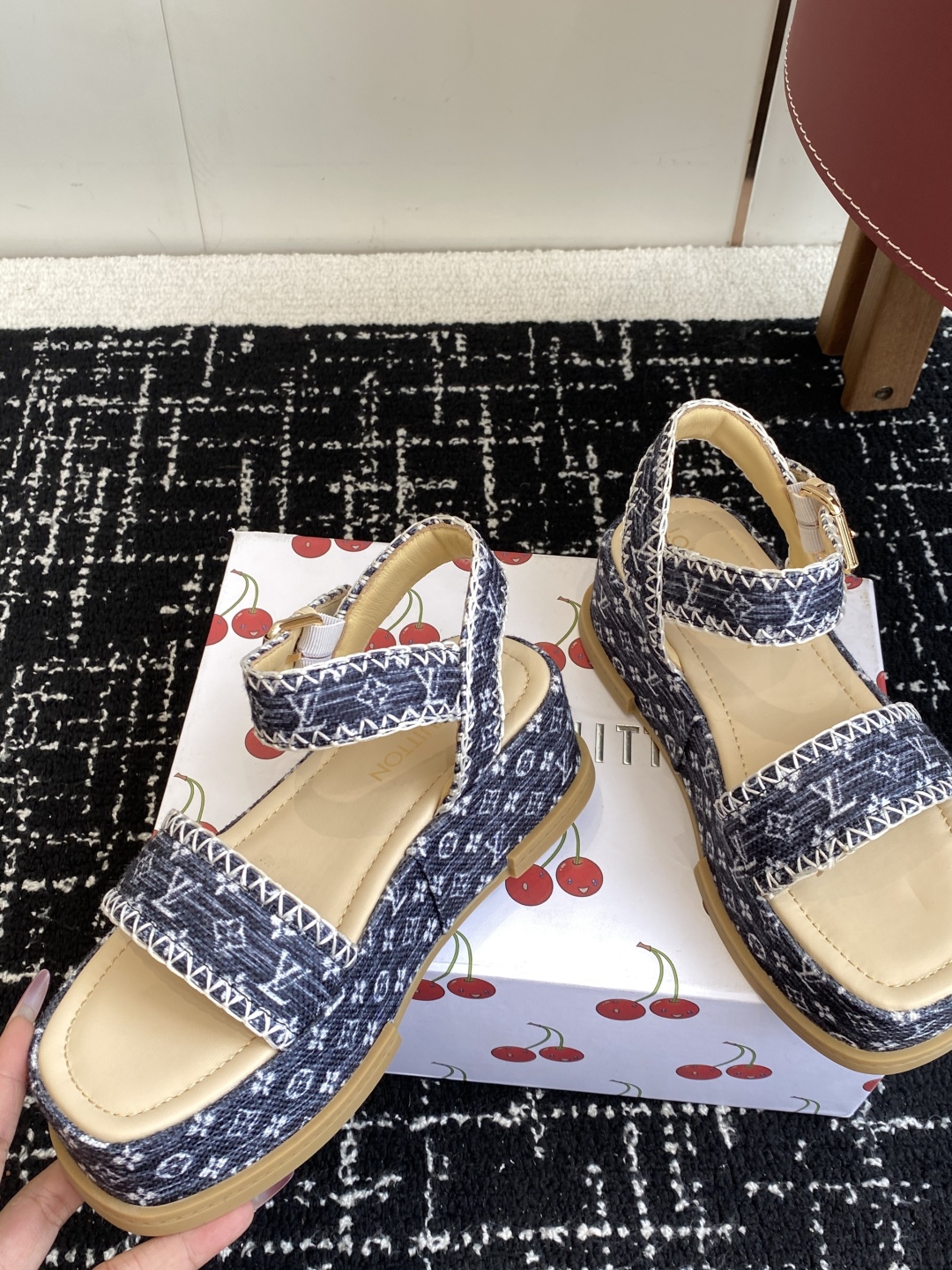 代购级
Louis Vitiaton new arrival～LV春夏厚底漆皮水台凉鞋.单宁色搭配的牛皮