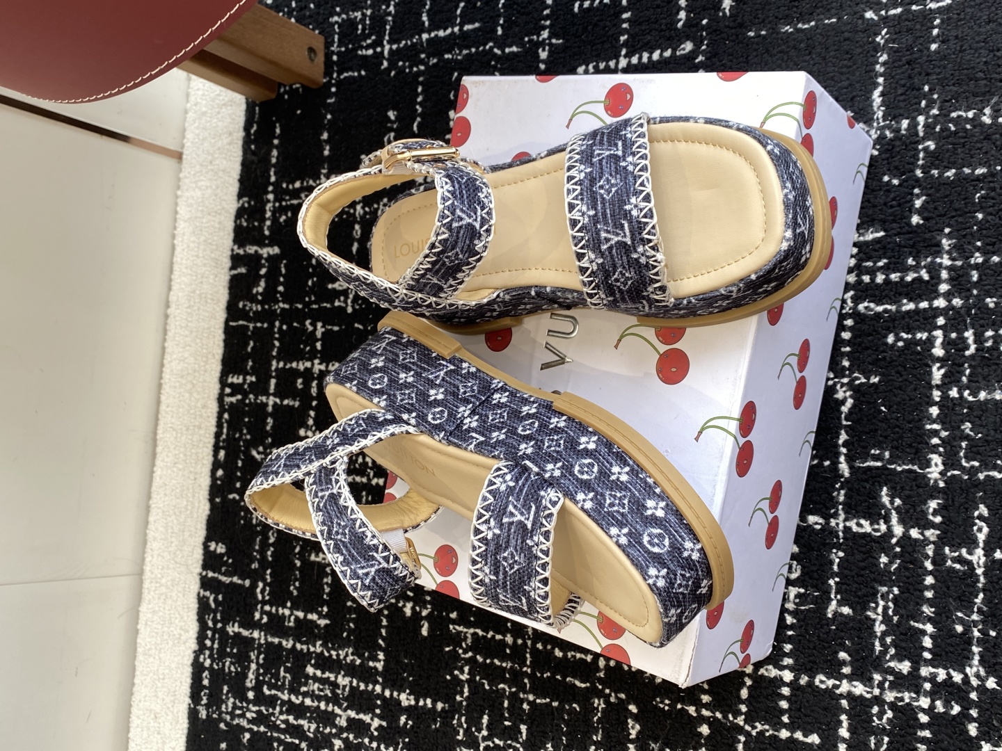 代购级
Louis Vitiaton new arrival～LV春夏厚底漆皮水台凉鞋.单宁色搭配的牛皮