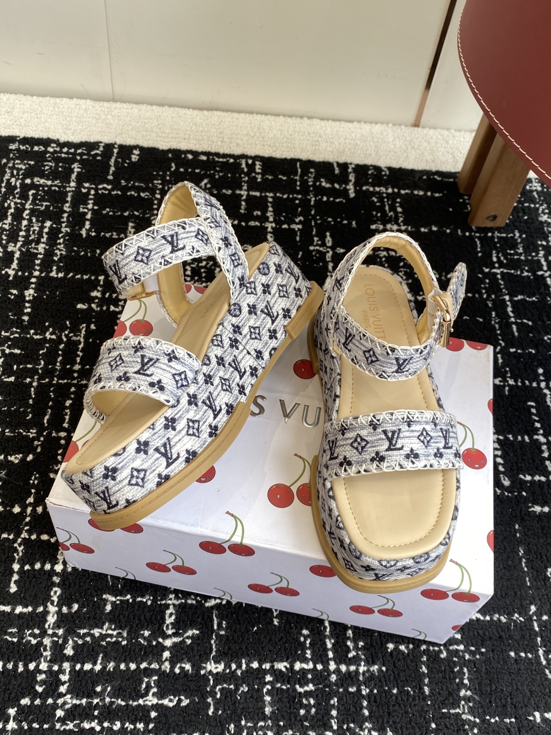 代购级
Louis Vitiaton new arrival～LV春夏厚底漆皮水台凉鞋.单宁色搭配的牛皮