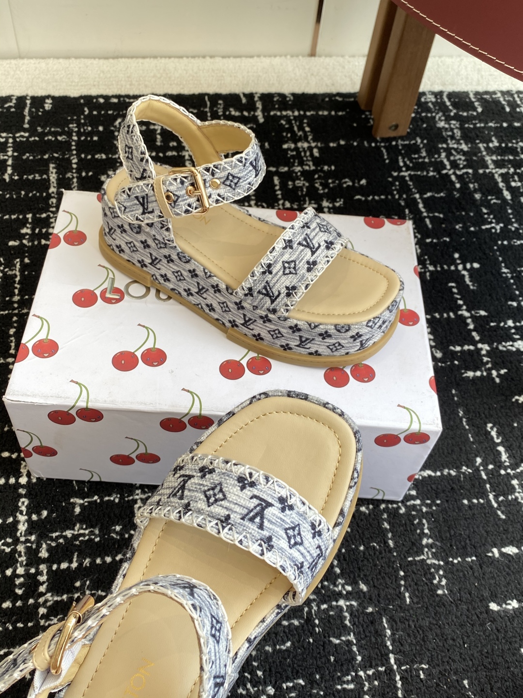 代购级
Louis Vitiaton new arrival～LV春夏厚底漆皮水台凉鞋.单宁色搭配的牛皮