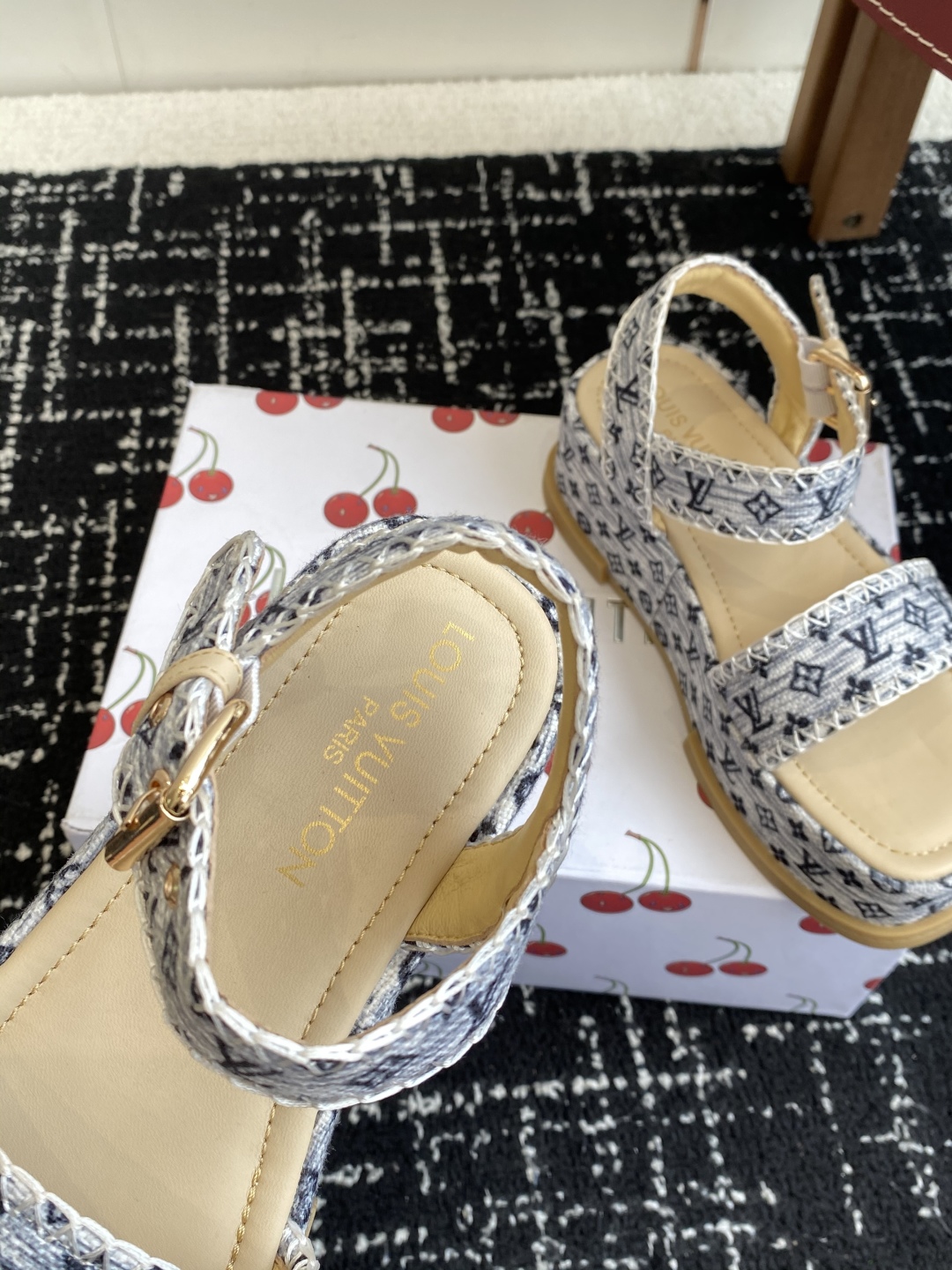 代购级
Louis Vitiaton new arrival～LV春夏厚底漆皮水台凉鞋.单宁色搭配的牛皮