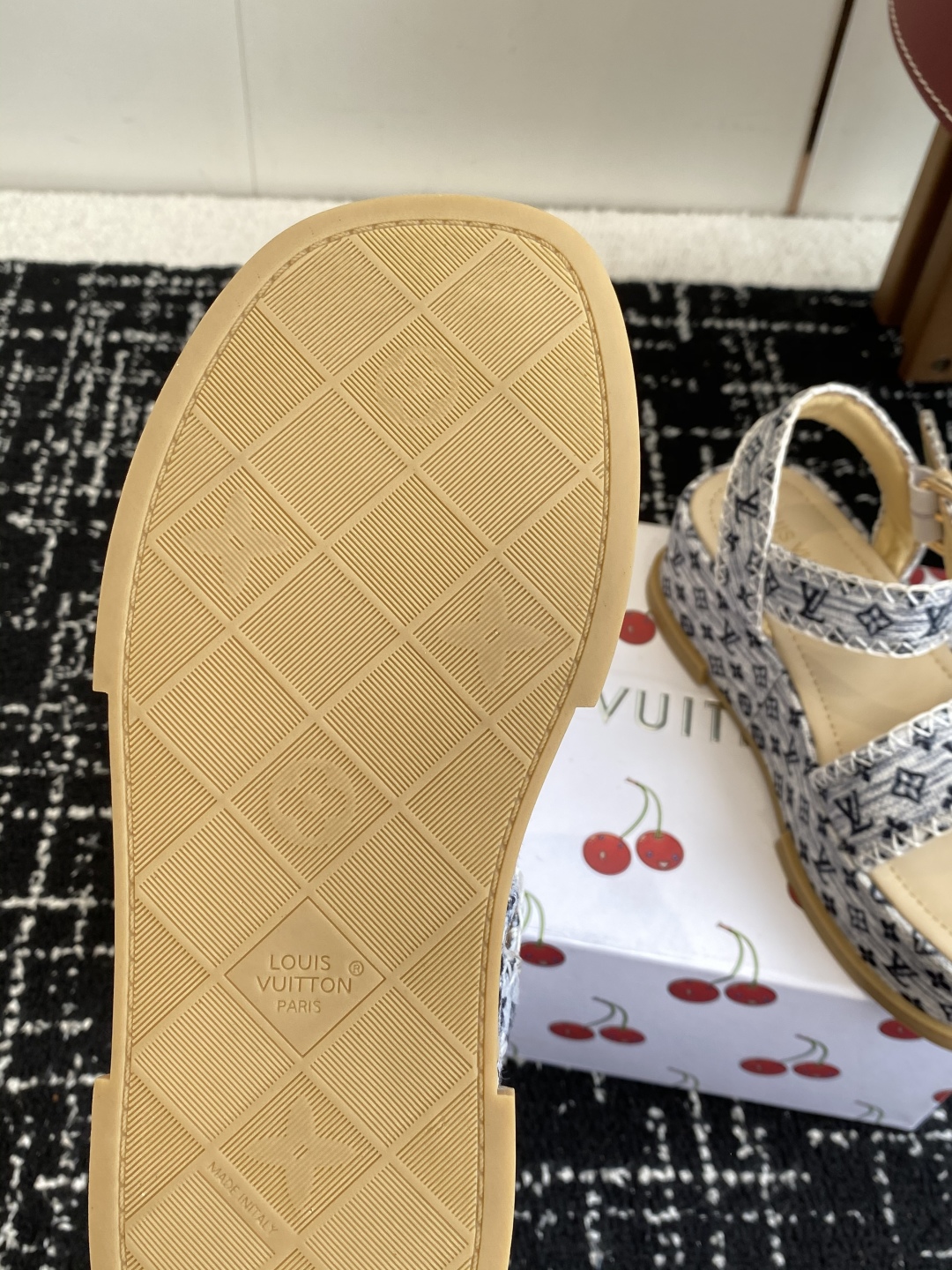 代购级
Louis Vitiaton new arrival～LV春夏厚底漆皮水台凉鞋.单宁色搭配的牛皮