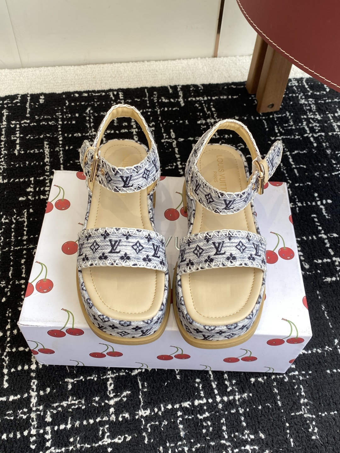 代购级
Louis Vitiaton new arrival～LV春夏厚底漆皮水台凉鞋.单宁色搭配的牛皮