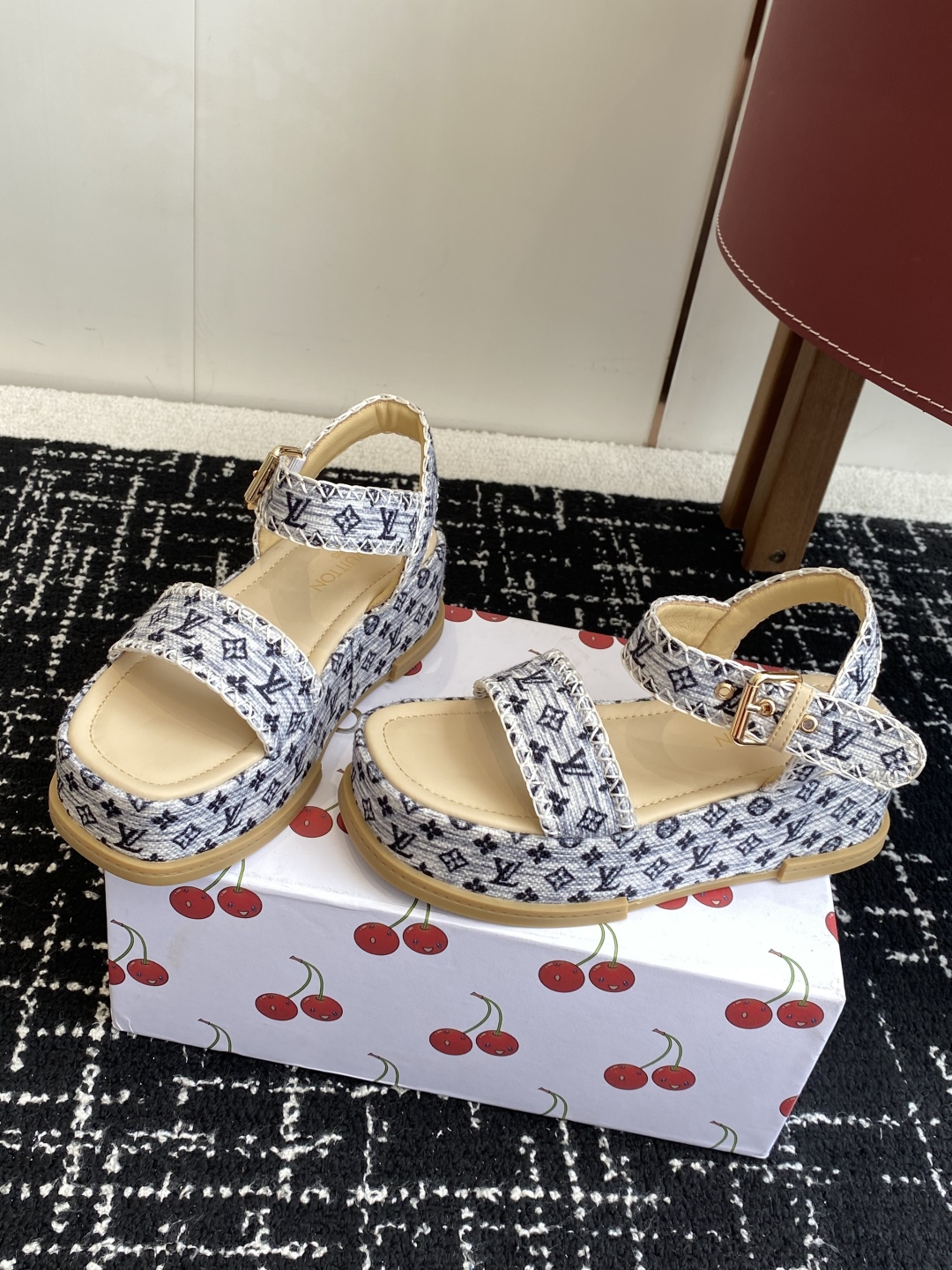代购级
Louis Vitiaton new arrival～LV春夏厚底漆皮水台凉鞋.单宁色搭配的牛皮