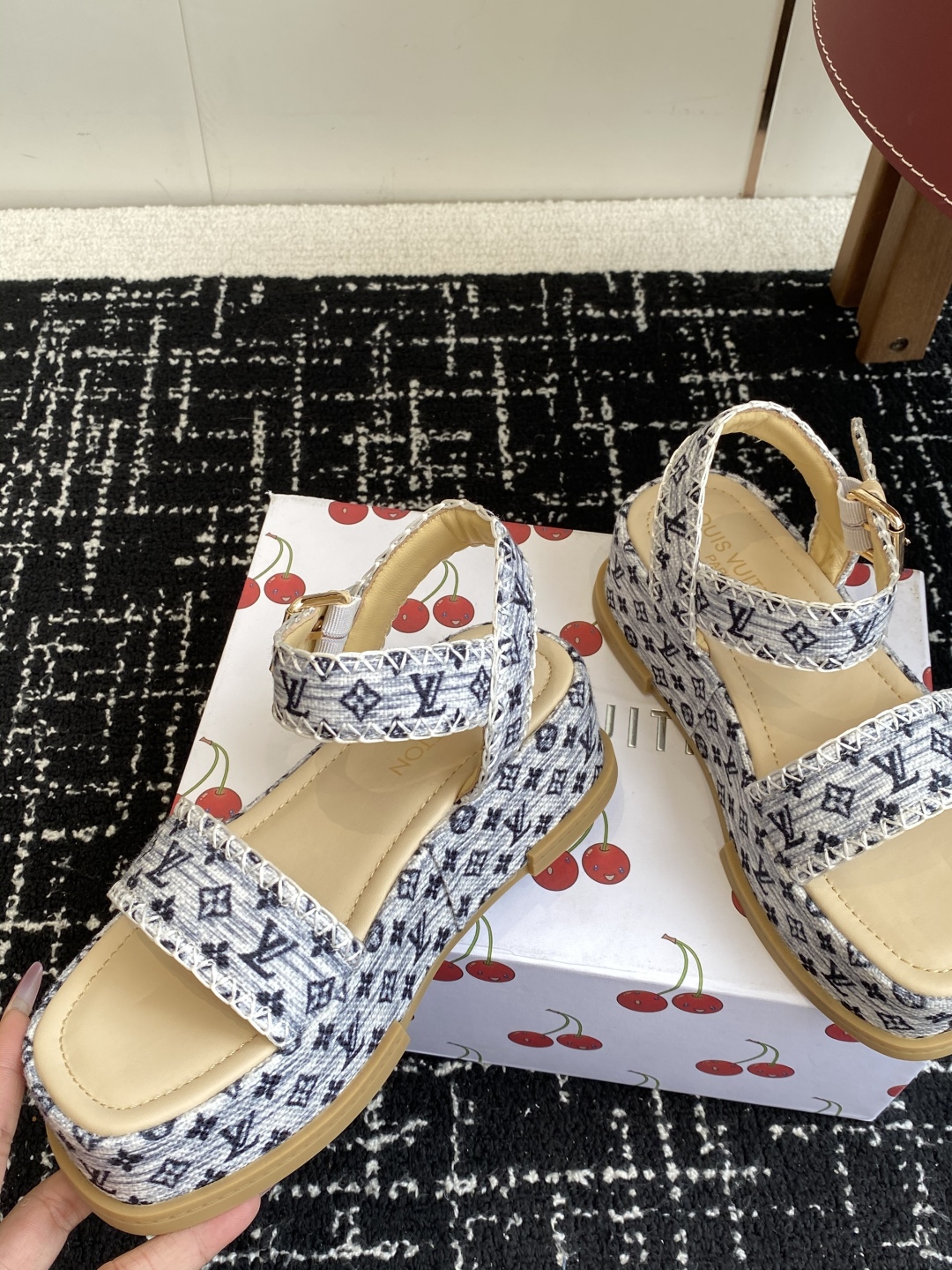 代购级
Louis Vitiaton new arrival～LV春夏厚底漆皮水台凉鞋.单宁色搭配的牛皮