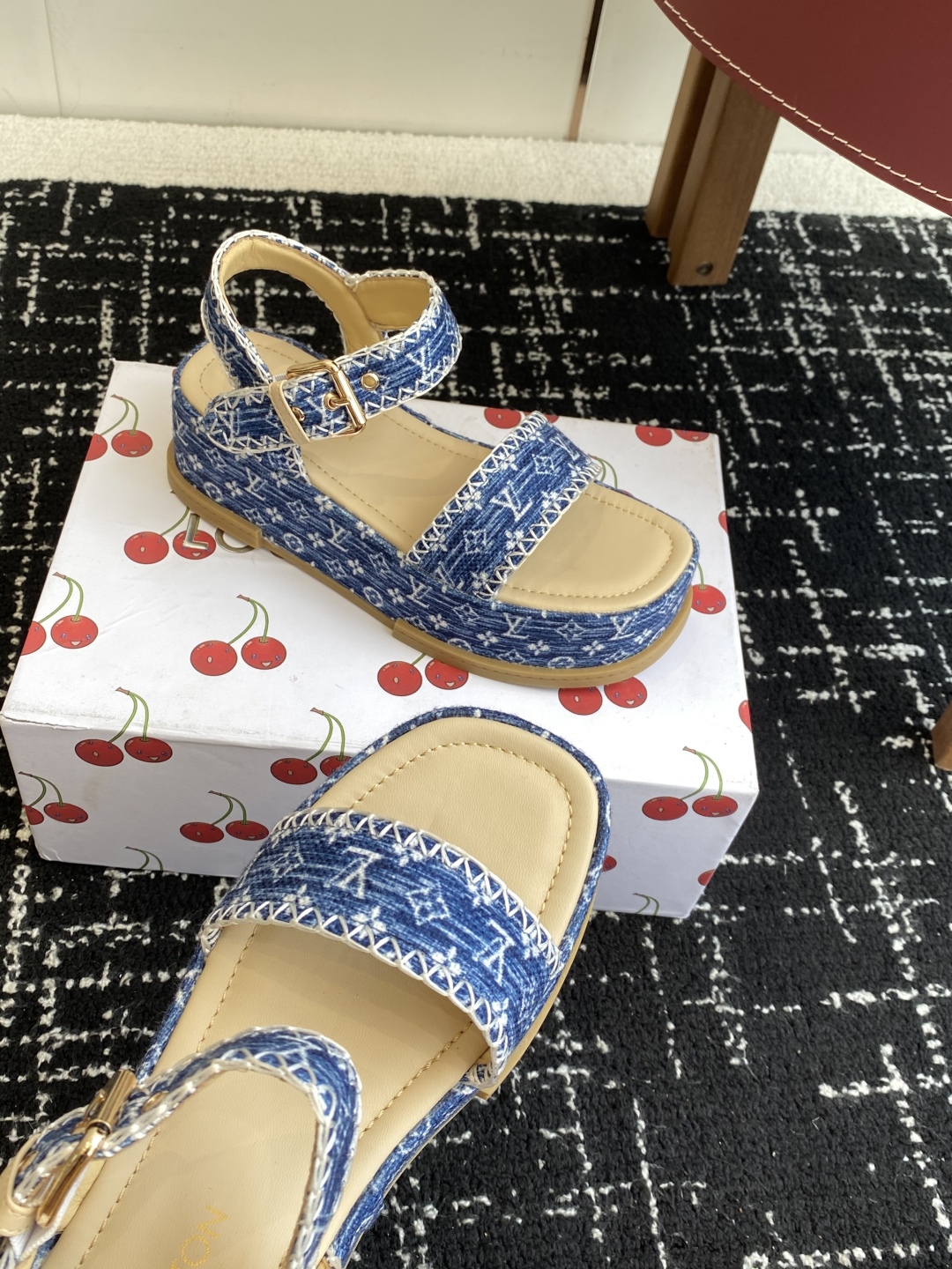 代购级
Louis Vitiaton new arrival～LV春夏厚底漆皮水台凉鞋.单宁色搭配的牛皮