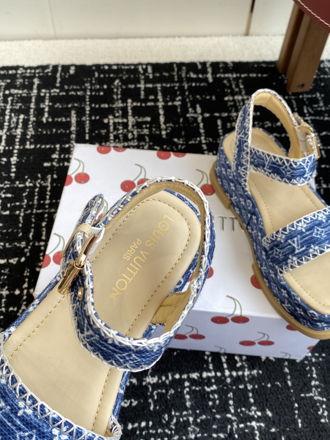 代购级
Louis Vitiaton new arrival～LV春夏厚底漆皮水台凉鞋.单宁色搭配的牛皮