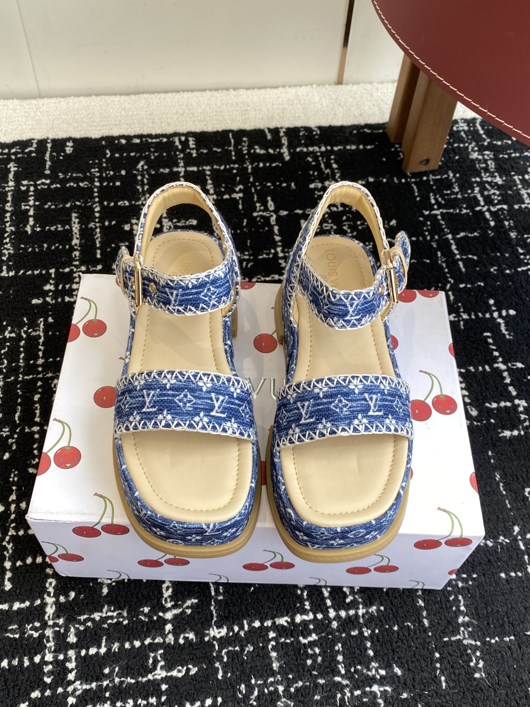 代购级
Louis Vitiaton new arrival～LV春夏厚底漆皮水台凉鞋.单宁色搭配的牛皮