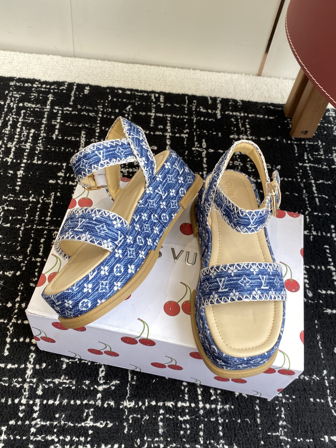 代购级
Louis Vitiaton new arrival～LV春夏厚底漆皮水台凉鞋.单宁色搭配的牛皮