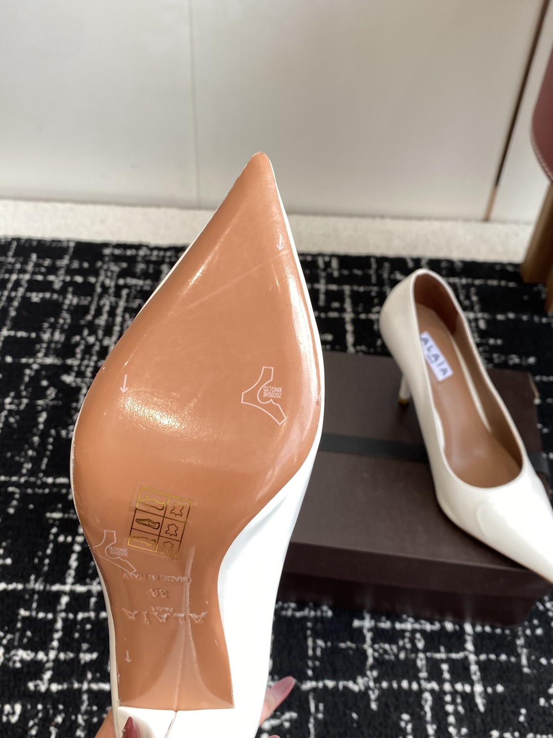 代购级
Alaia 25ss早春新款 穿上就会心动的尖头高跟鞋

透明设计超显腿长 alaia爱心高跟鞋