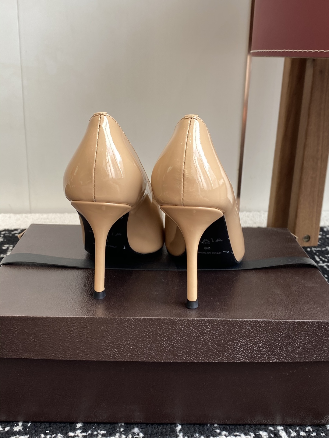 代购级
Alaia 25ss早春新款 穿上就会心动的尖头高跟鞋

透明设计超显腿长 alaia爱心高跟鞋