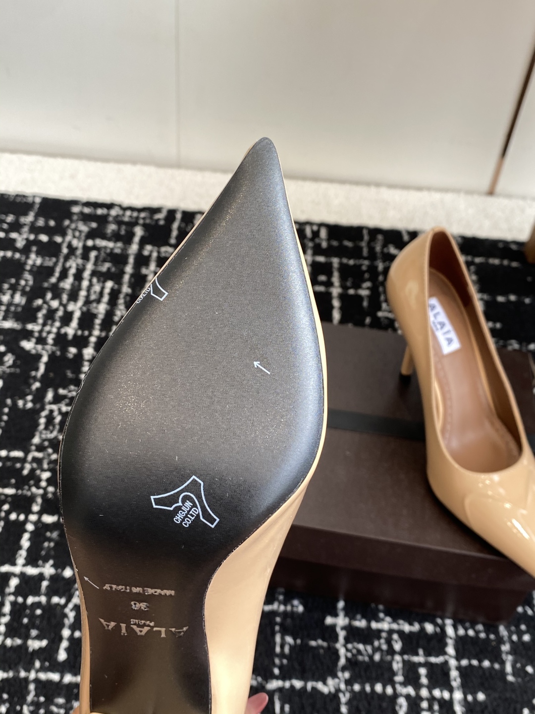 代购级
Alaia 25ss早春新款 穿上就会心动的尖头高跟鞋

透明设计超显腿长 alaia爱心高跟鞋