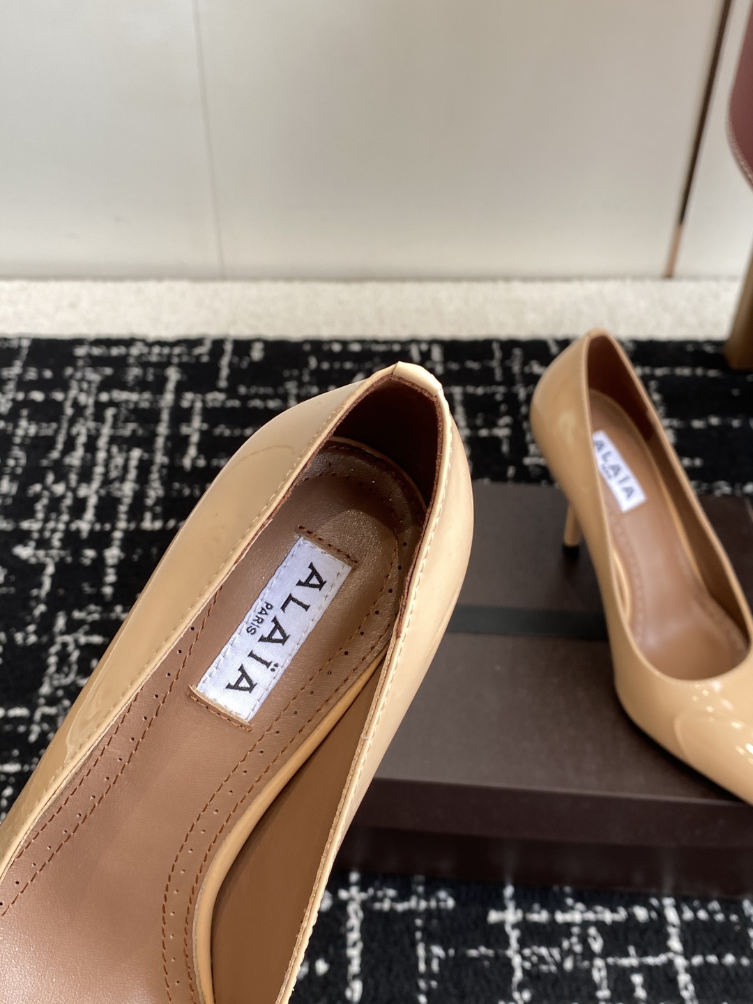 代购级
Alaia 25ss早春新款 穿上就会心动的尖头高跟鞋

透明设计超显腿长 alaia爱心高跟鞋
