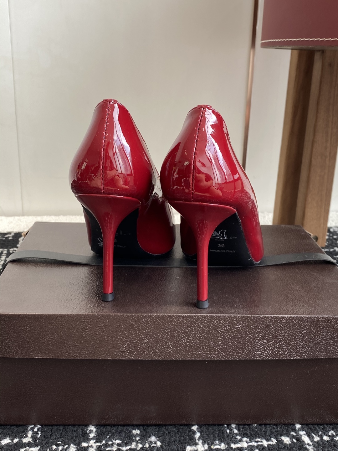 代购级
Alaia 25ss早春新款 穿上就会心动的尖头高跟鞋

透明设计超显腿长 alaia爱心高跟鞋