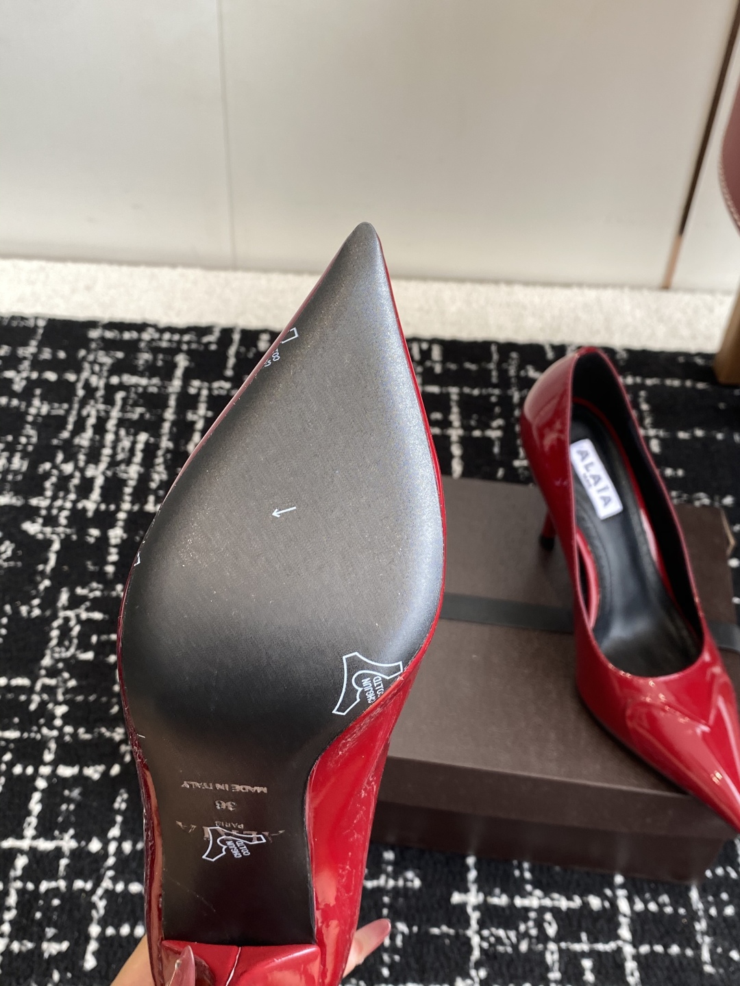 代购级
Alaia 25ss早春新款 穿上就会心动的尖头高跟鞋

透明设计超显腿长 alaia爱心高跟鞋