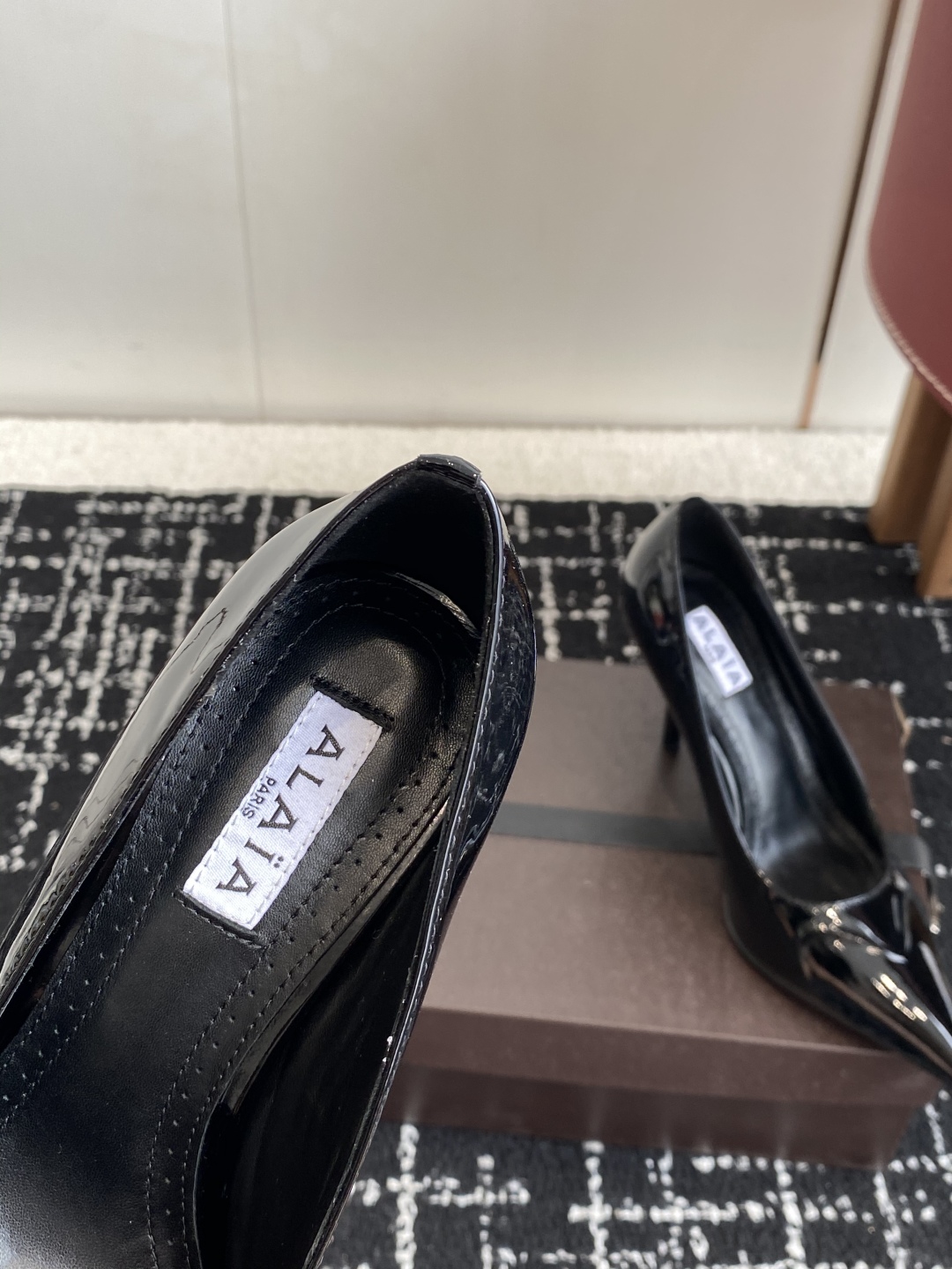 代购级
Alaia 25ss早春新款 穿上就会心动的尖头高跟鞋

透明设计超显腿长 alaia爱心高跟鞋