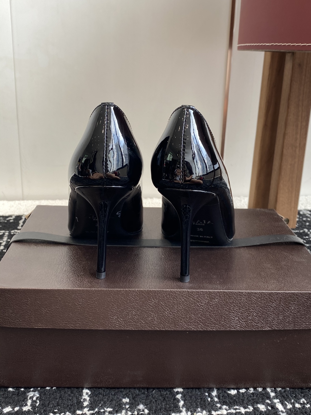 代购级
Alaia 25ss早春新款 穿上就会心动的尖头高跟鞋

透明设计超显腿长 alaia爱心高跟鞋