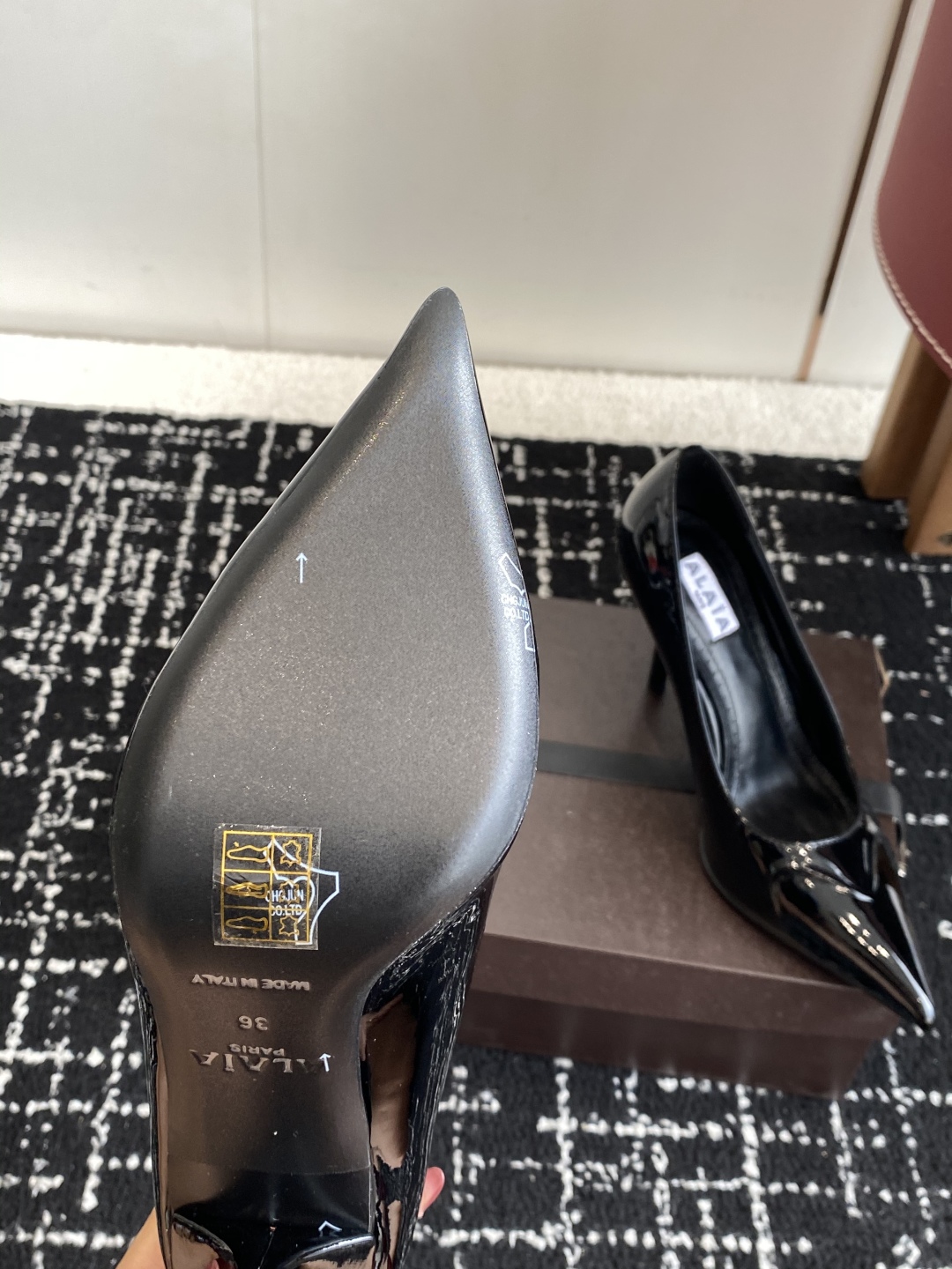 代购级
Alaia 25ss早春新款 穿上就会心动的尖头高跟鞋

透明设计超显腿长 alaia爱心高跟鞋