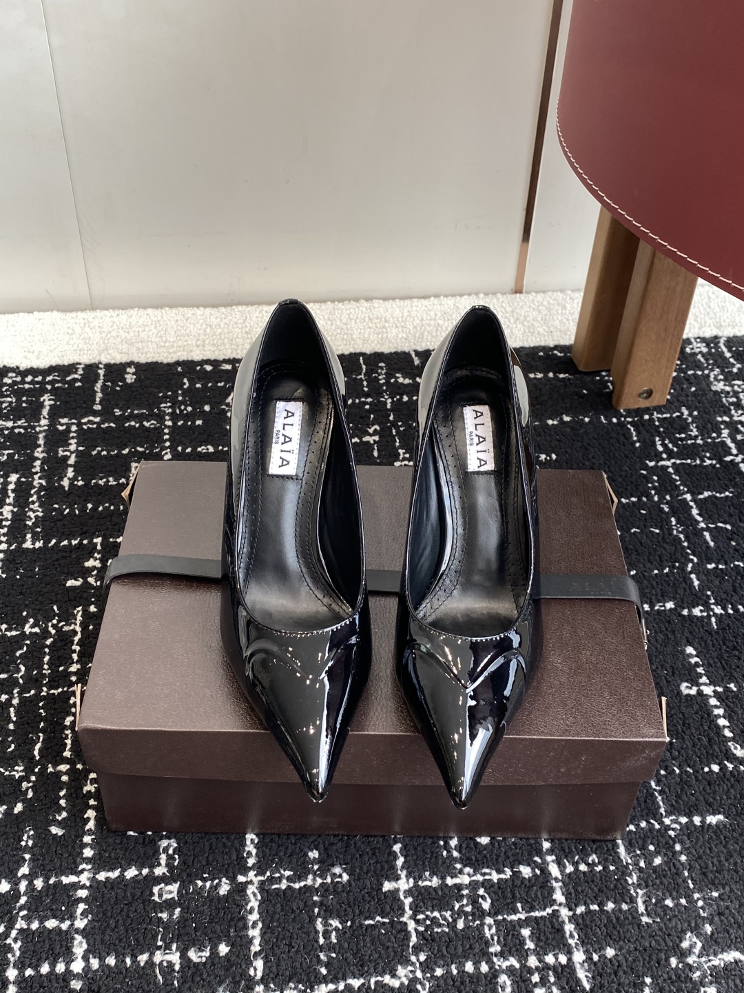 代购级
Alaia 25ss早春新款 穿上就会心动的尖头高跟鞋

透明设计超显腿长 alaia爱心高跟鞋