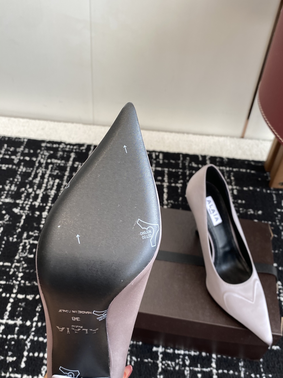 代购级
Alaia 25ss早春新款 穿上就会心动的尖头高跟鞋

透明设计超显腿长 alaia爱心高跟鞋