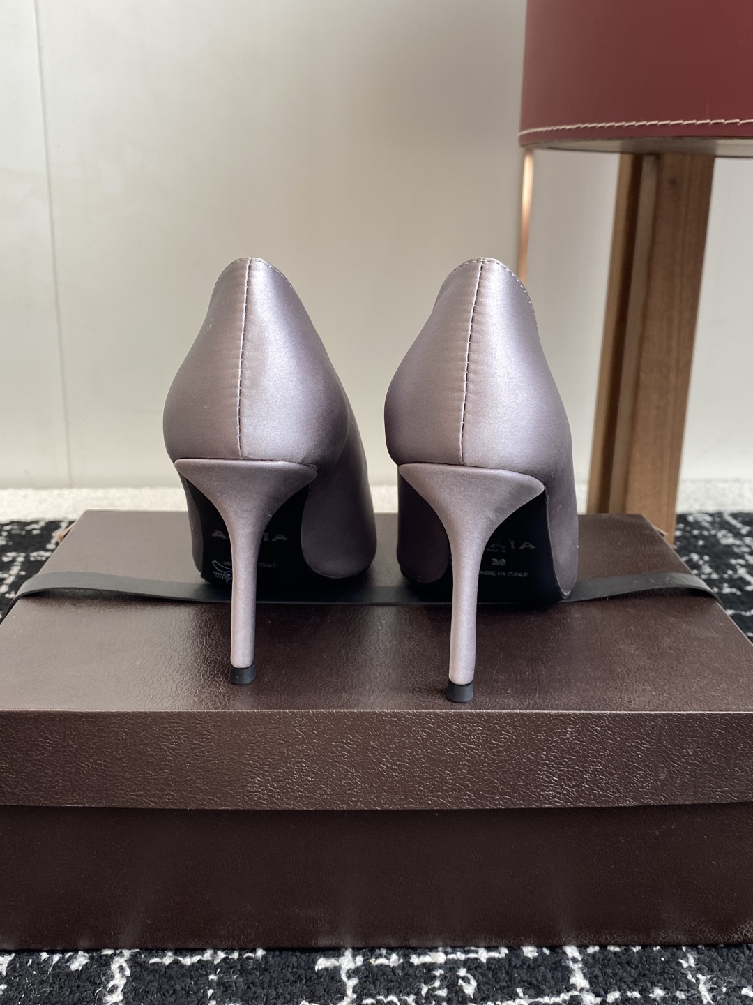 代购级
Alaia 25ss早春新款 穿上就会心动的尖头高跟鞋

透明设计超显腿长 alaia爱心高跟鞋