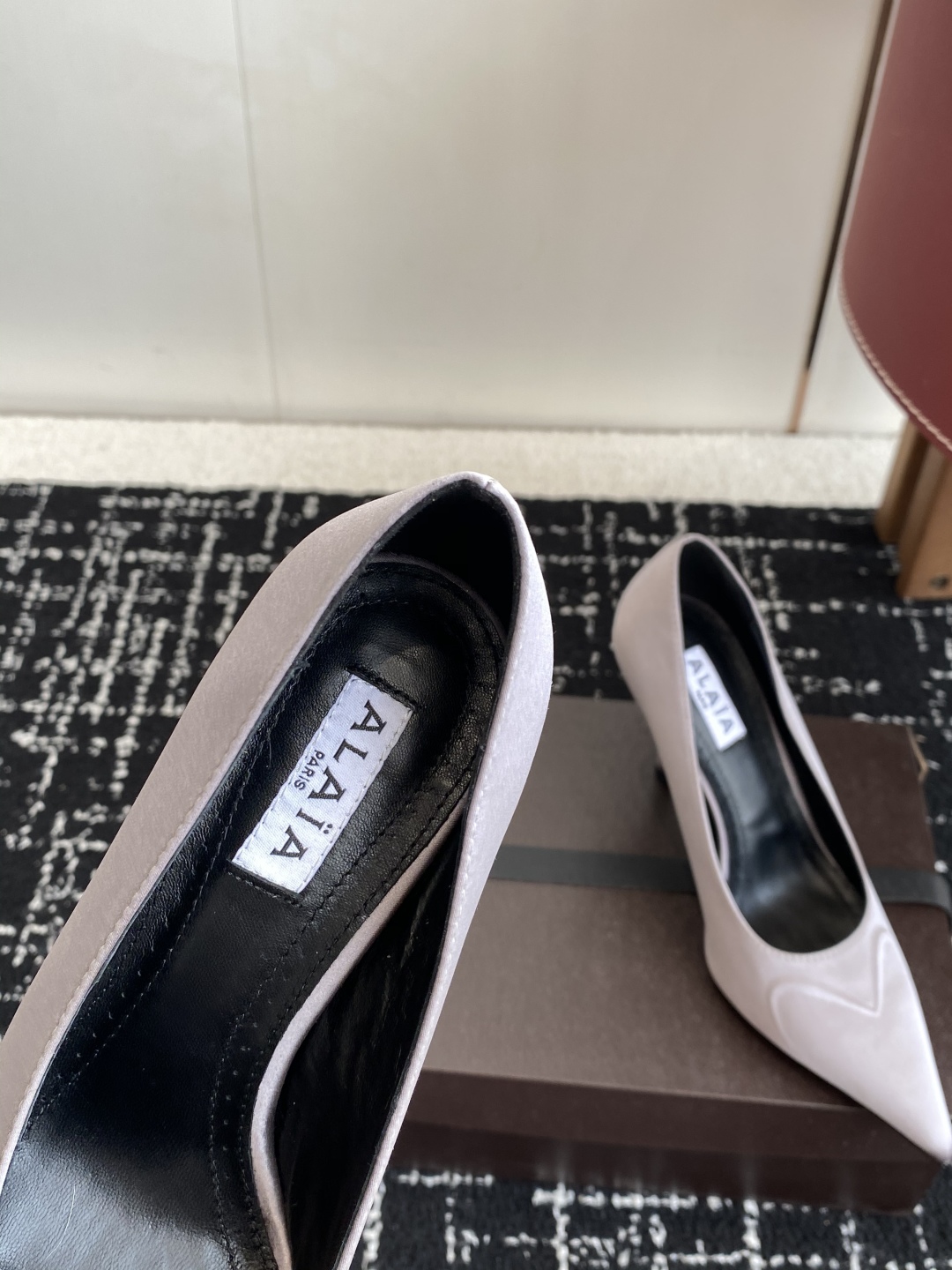 代购级
Alaia 25ss早春新款 穿上就会心动的尖头高跟鞋

透明设计超显腿长 alaia爱心高跟鞋