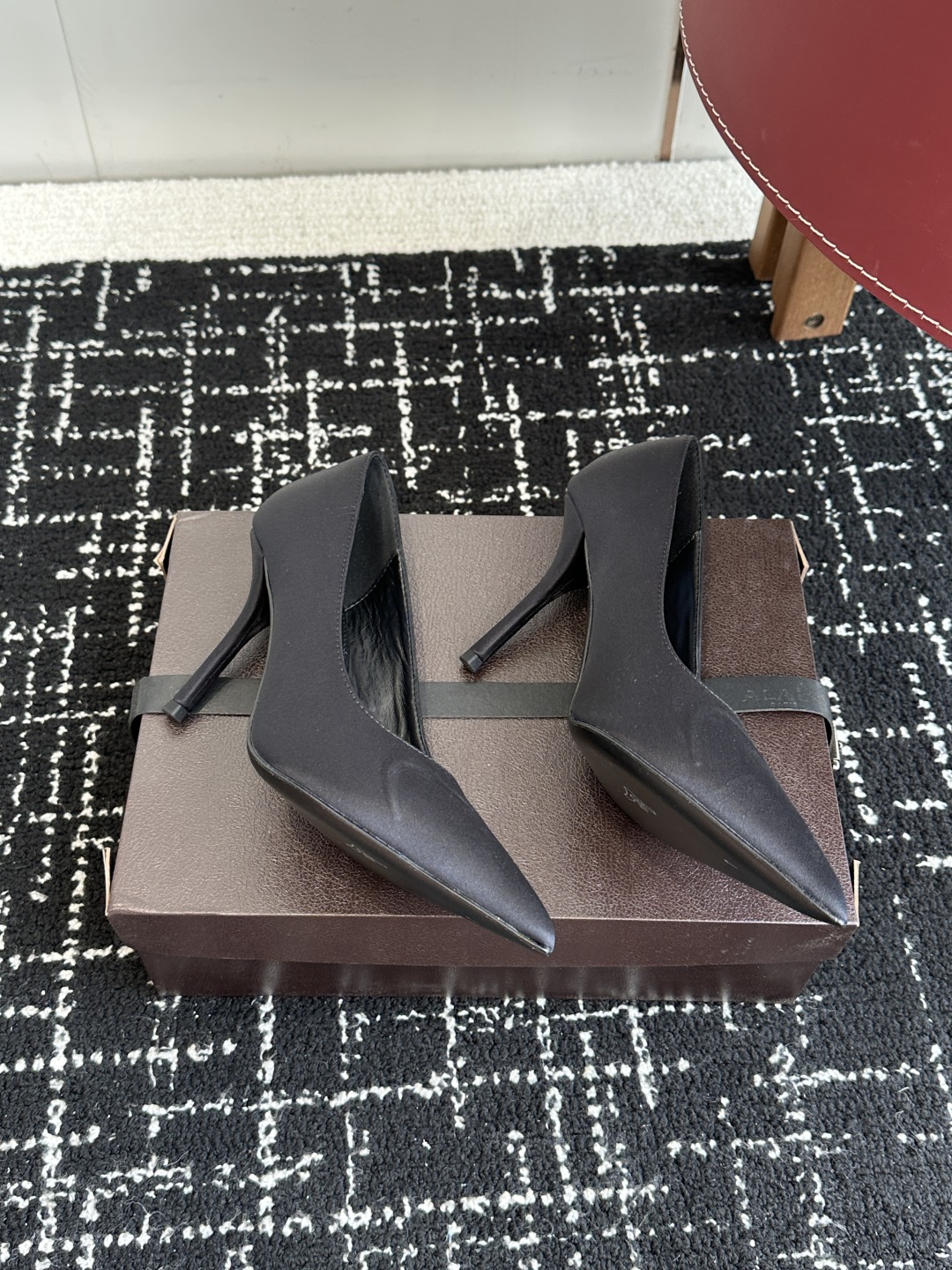 代购级
Alaia 25ss早春新款 穿上就会心动的尖头高跟鞋

透明设计超显腿长 alaia爱心高跟鞋