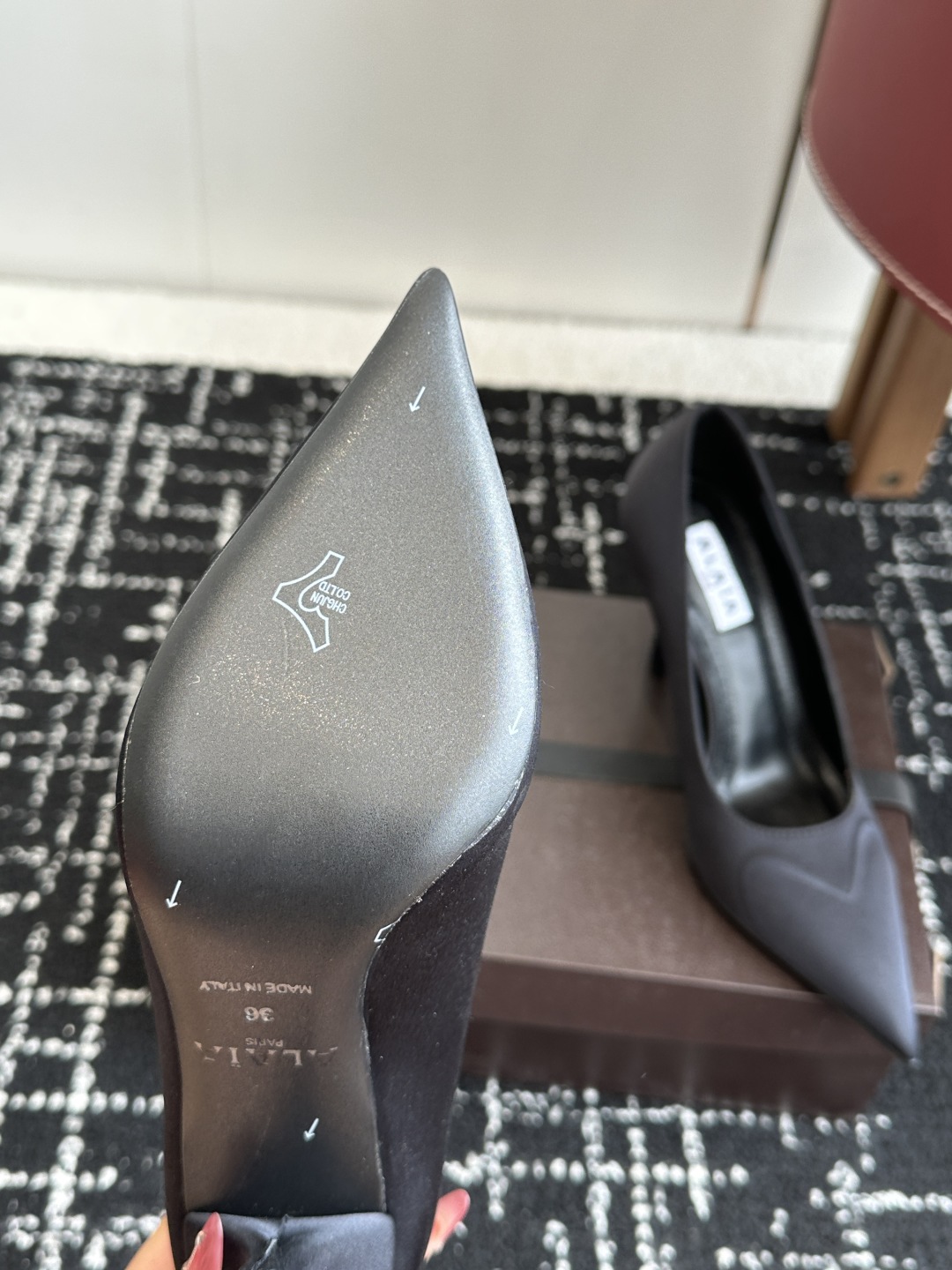 代购级
Alaia 25ss早春新款 穿上就会心动的尖头高跟鞋

透明设计超显腿长 alaia爱心高跟鞋