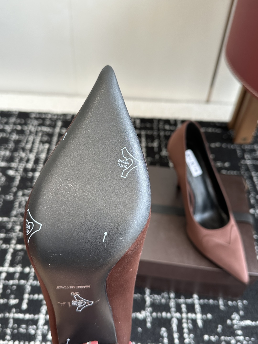 代购级
Alaia 25ss早春新款 穿上就会心动的尖头高跟鞋

透明设计超显腿长 alaia爱心高跟鞋