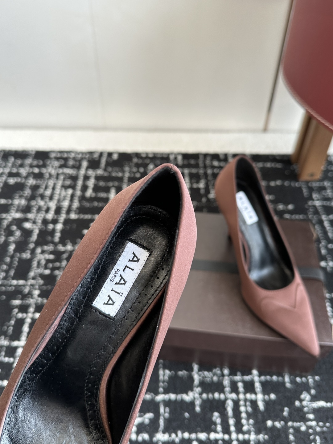代购级
Alaia 25ss早春新款 穿上就会心动的尖头高跟鞋

透明设计超显腿长 alaia爱心高跟鞋