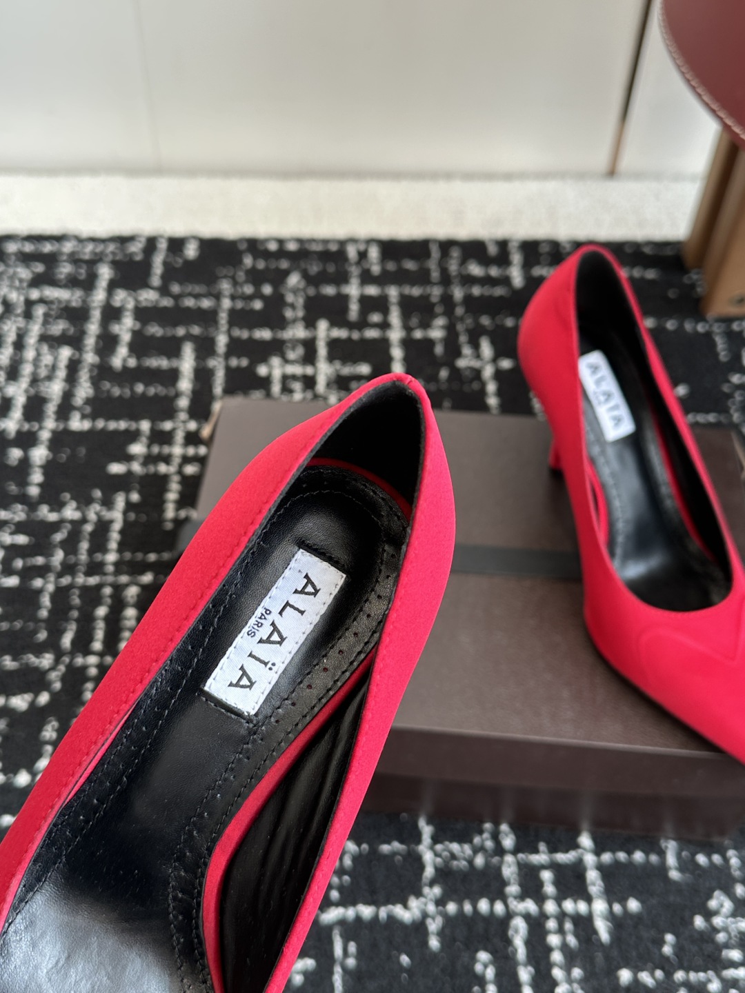 代购级
Alaia 25ss早春新款 穿上就会心动的尖头高跟鞋

透明设计超显腿长 alaia爱心高跟鞋