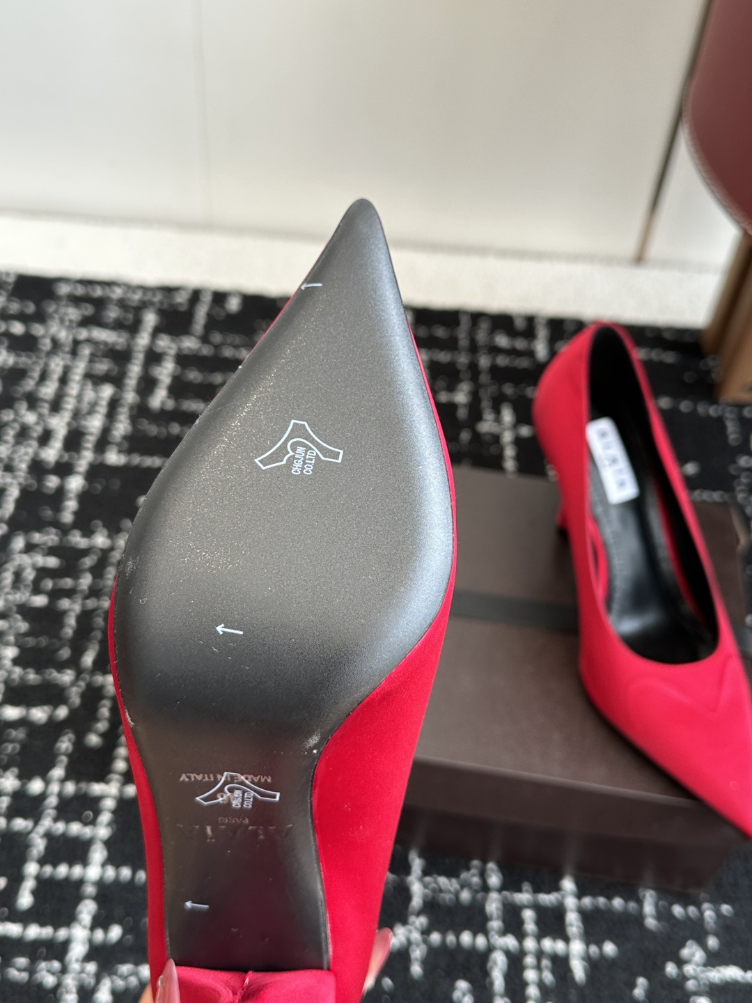 代购级
Alaia 25ss早春新款 穿上就会心动的尖头高跟鞋

透明设计超显腿长 alaia爱心高跟鞋