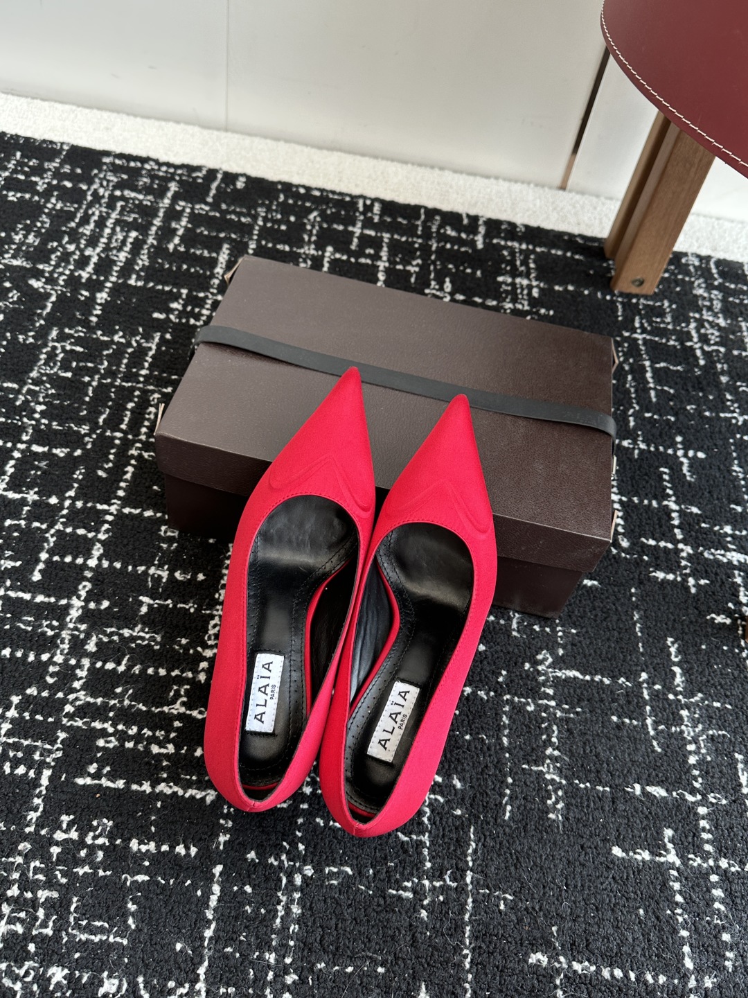 代购级
Alaia 25ss早春新款 穿上就会心动的尖头高跟鞋

透明设计超显腿长 alaia爱心高跟鞋