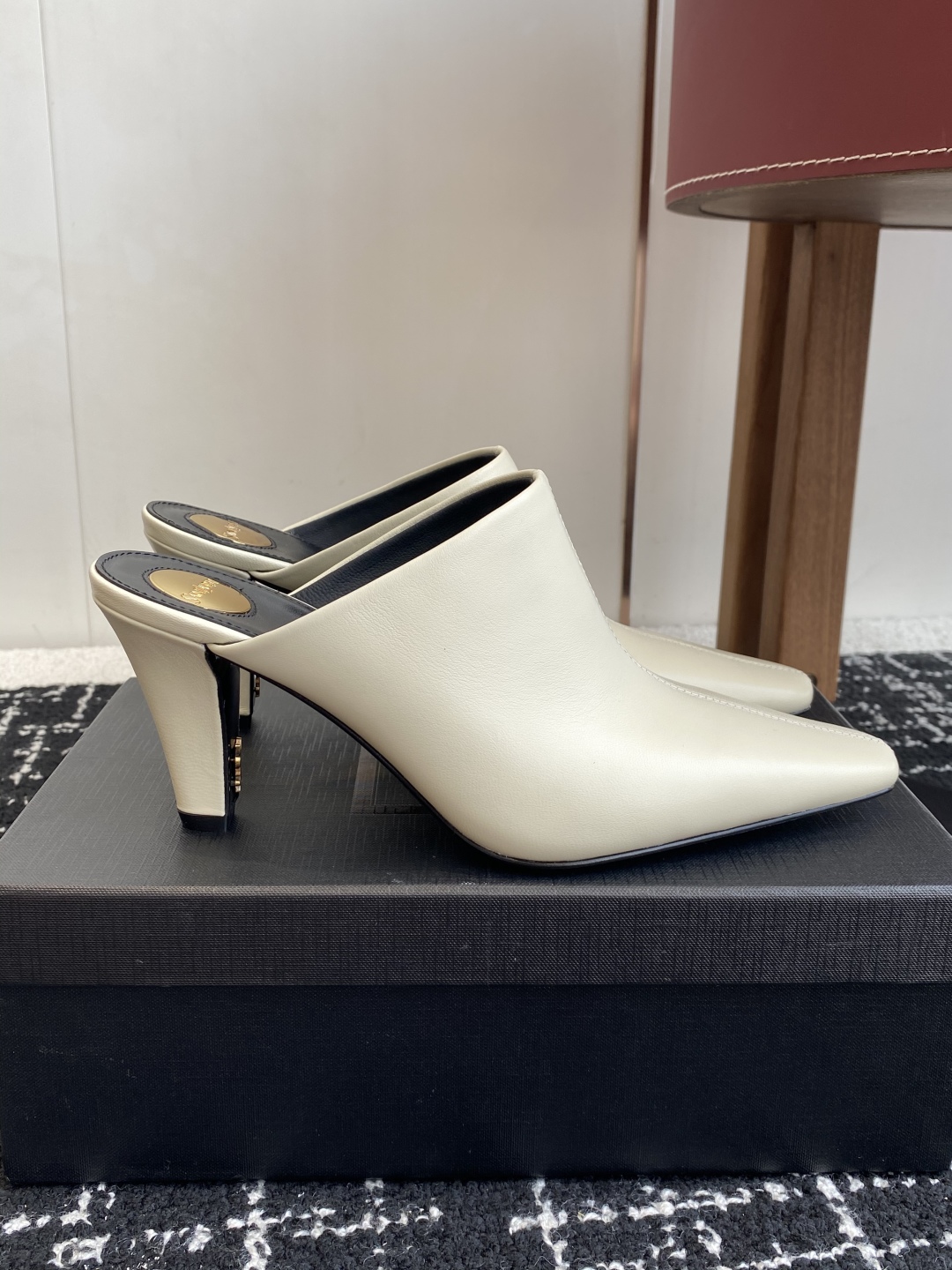 代购级
Saint Laurent 圣罗兰 25 ss秋冬平底秋冬半拖 

宝藏时髦单品 众多明星超模追
