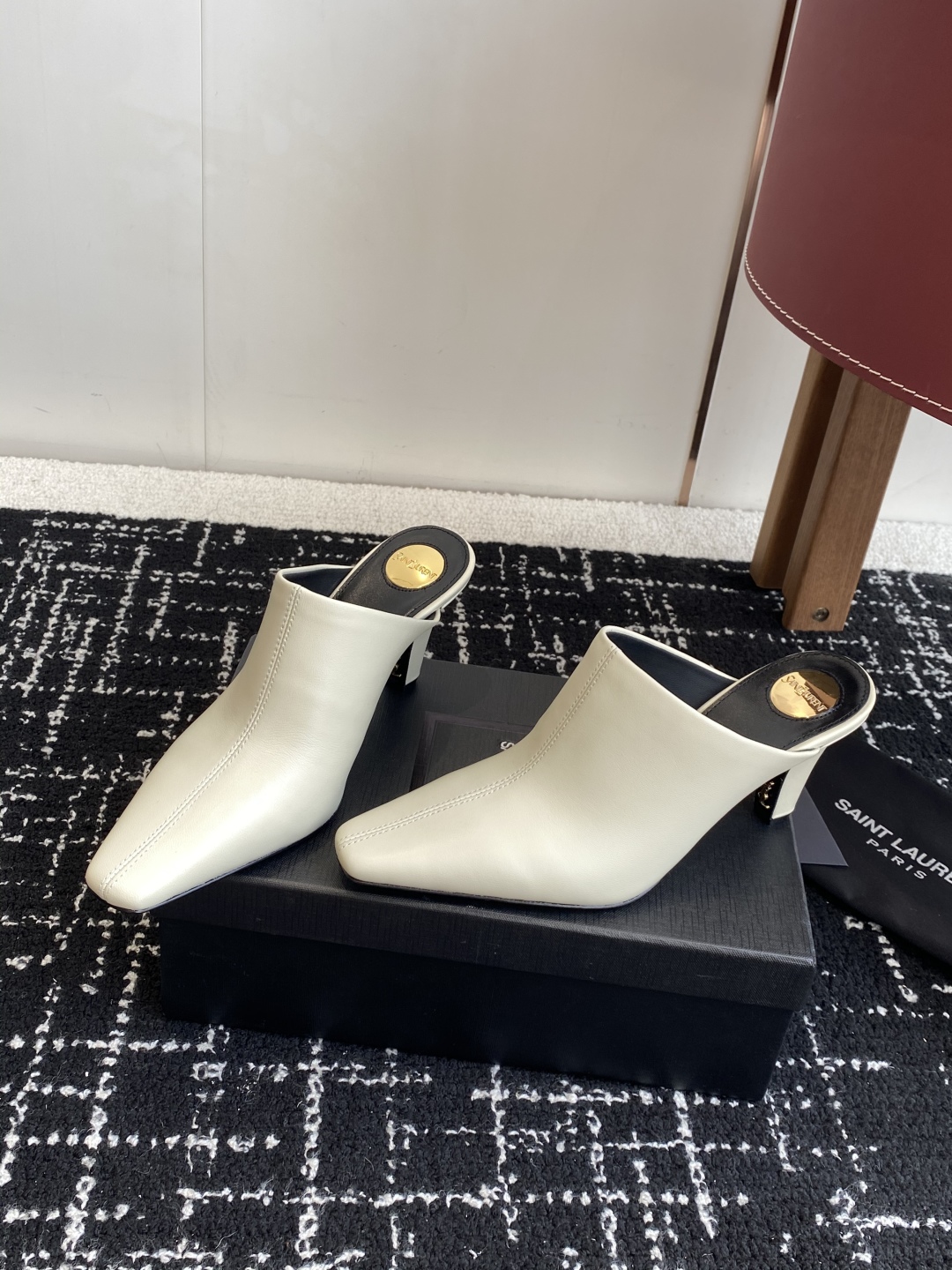 代购级
Saint Laurent 圣罗兰 25 ss秋冬平底秋冬半拖 

宝藏时髦单品 众多明星超模追
