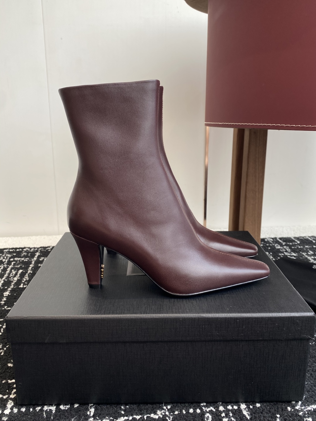 代购级Saint Laurent 圣罗兰 25ss秋冬新款 侧拉链 高跟 短靴靴
整个鞋非常的简约大气 