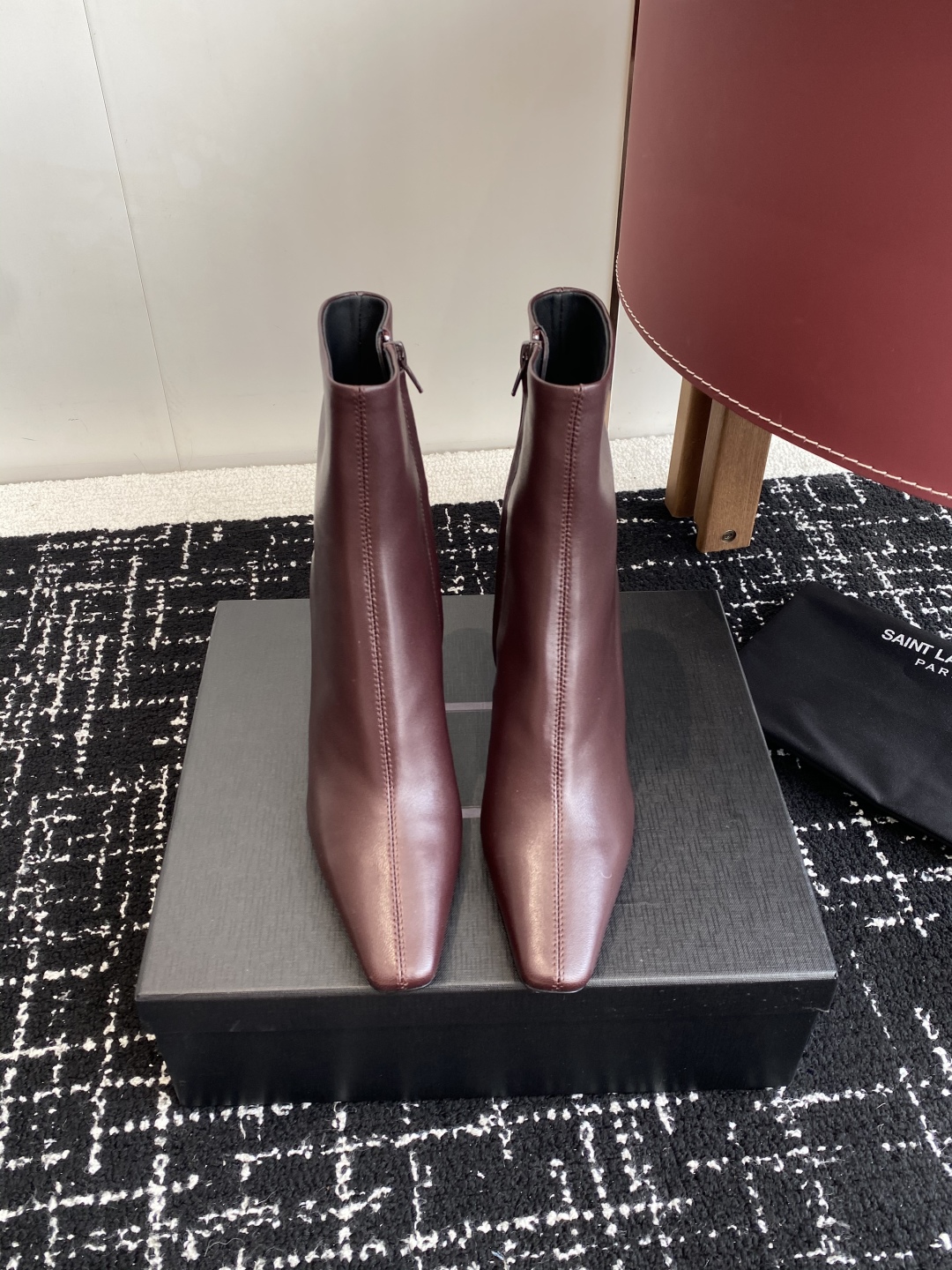 代购级Saint Laurent 圣罗兰 25ss秋冬新款 侧拉链 高跟 短靴靴
整个鞋非常的简约大气 