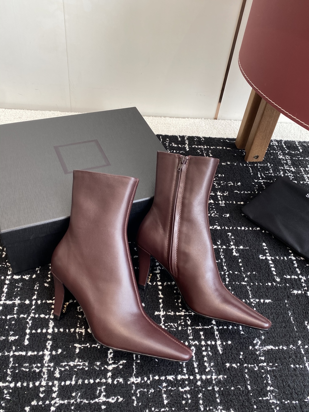 代购级Saint Laurent 圣罗兰 25ss秋冬新款 侧拉链 高跟 短靴靴
整个鞋非常的简约大气 