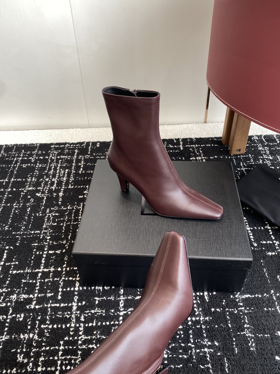 代购级Saint Laurent 圣罗兰 25ss秋冬新款 侧拉链 高跟 短靴靴
整个鞋非常的简约大气 