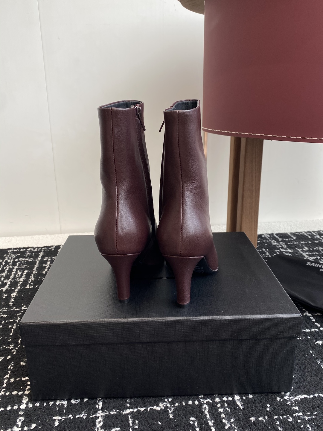 代购级Saint Laurent 圣罗兰 25ss秋冬新款 侧拉链 高跟 短靴靴
整个鞋非常的简约大气 