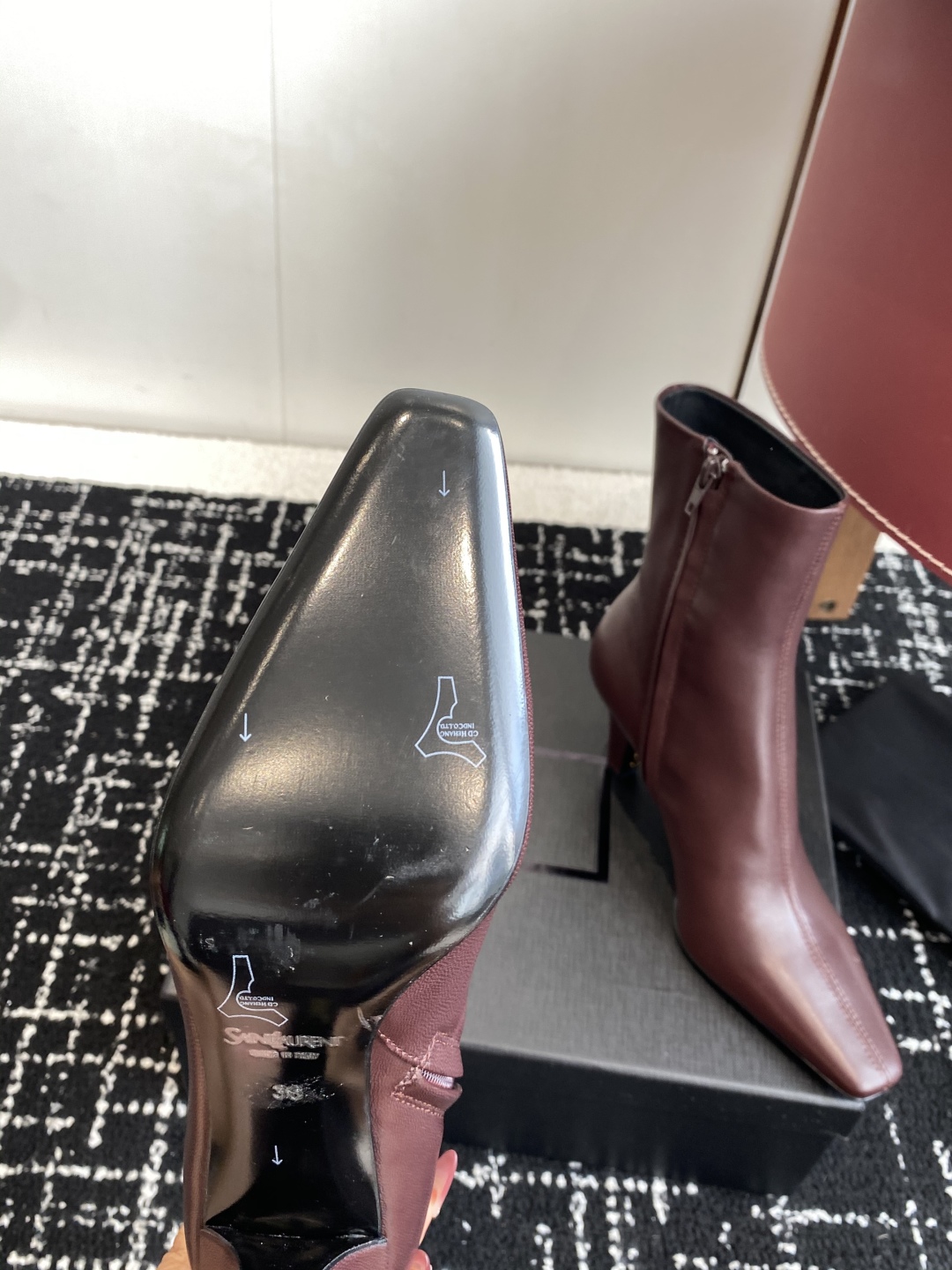 代购级Saint Laurent 圣罗兰 25ss秋冬新款 侧拉链 高跟 短靴靴
整个鞋非常的简约大气 