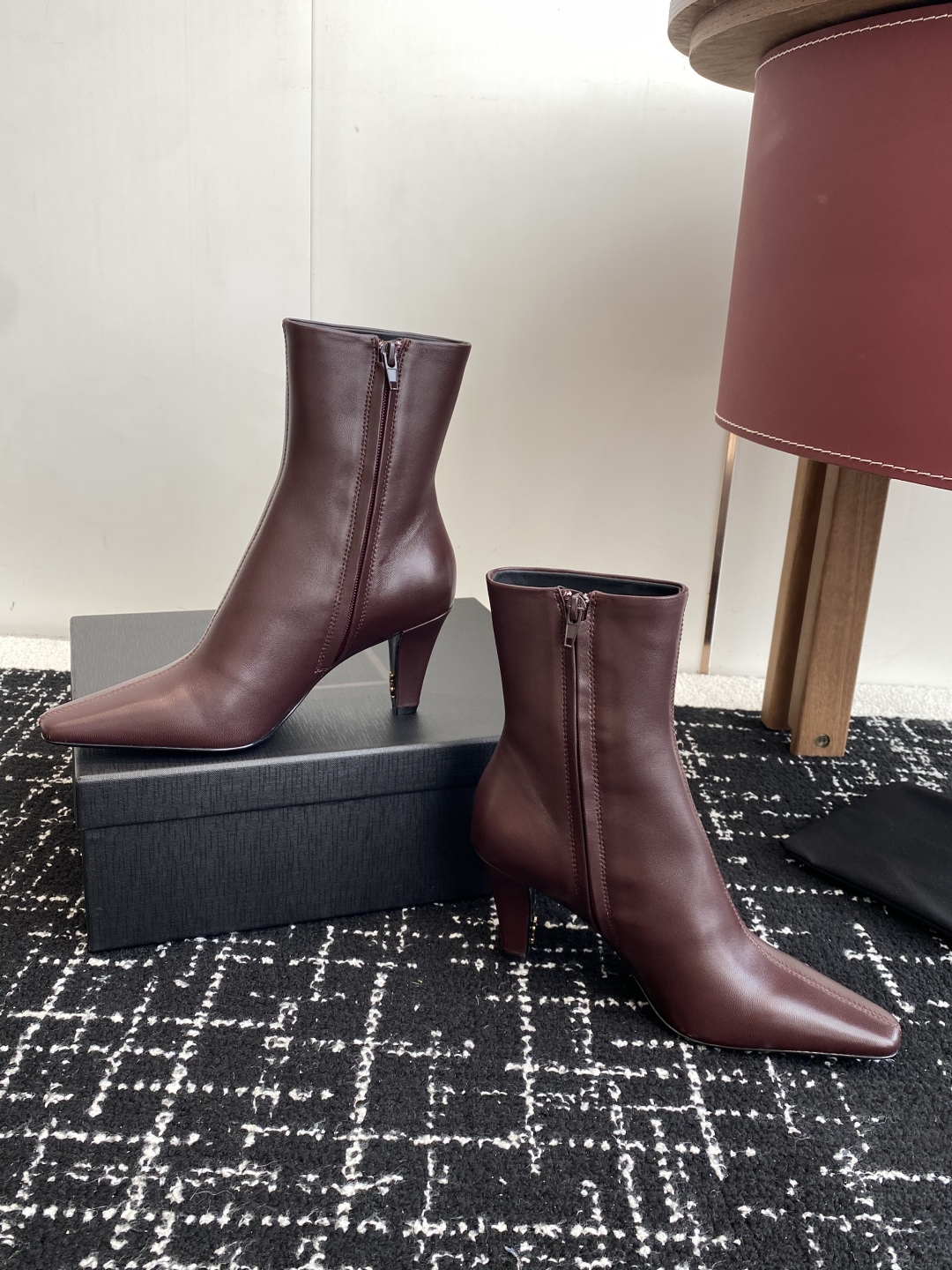 代购级Saint Laurent 圣罗兰 25ss秋冬新款 侧拉链 高跟 短靴靴
整个鞋非常的简约大气 