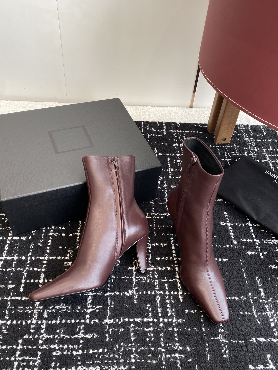 代购级Saint Laurent 圣罗兰 25ss秋冬新款 侧拉链 高跟 短靴靴
整个鞋非常的简约大气 