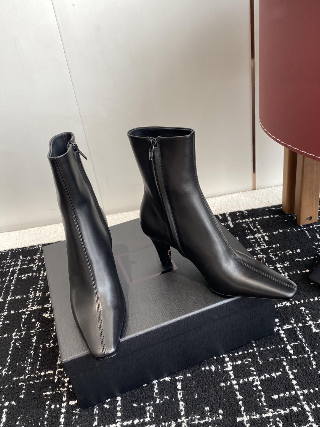 代购级Saint Laurent 圣罗兰 25ss秋冬新款 侧拉链 高跟 短靴靴
整个鞋非常的简约大气 