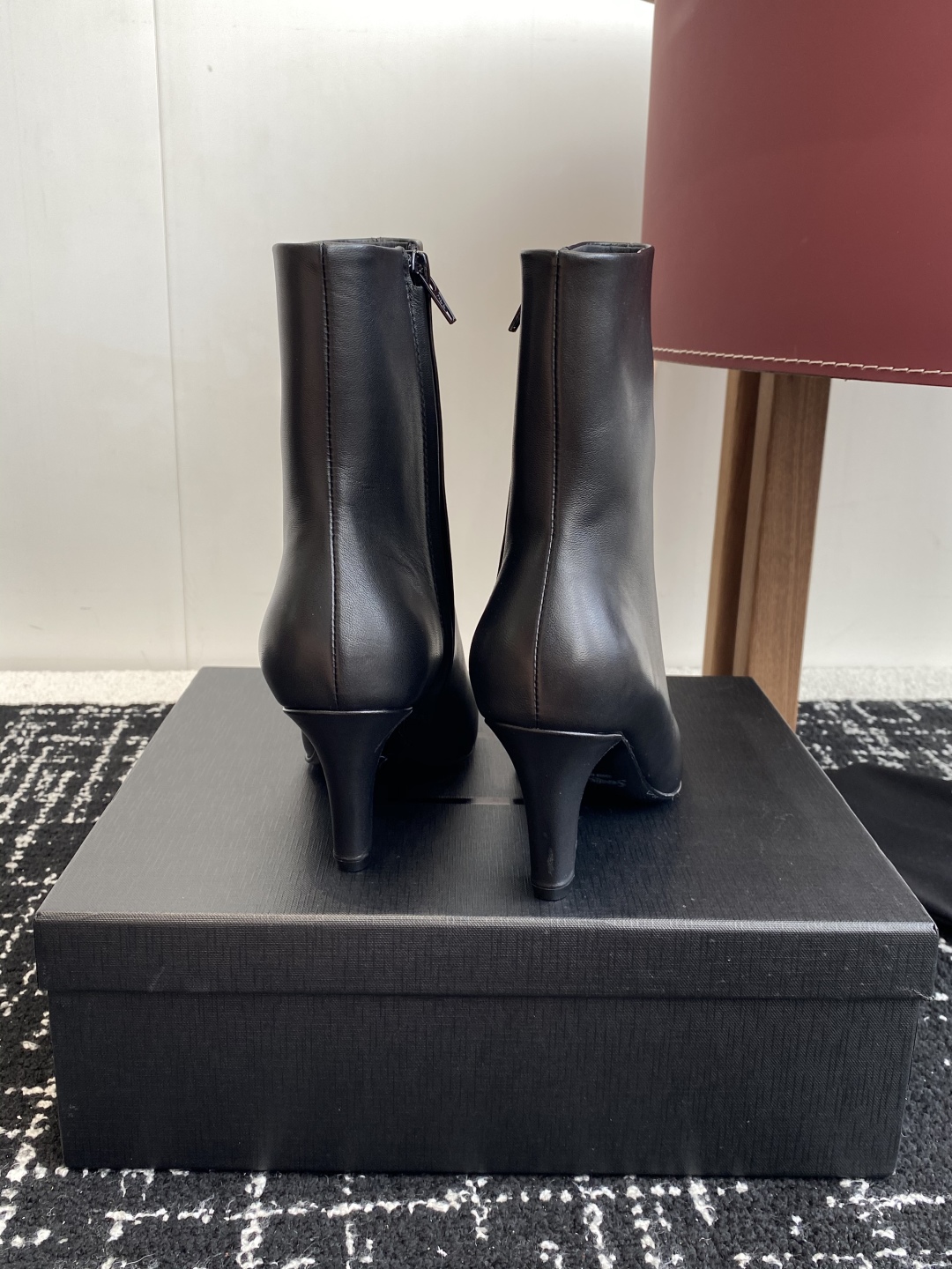 代购级Saint Laurent 圣罗兰 25ss秋冬新款 侧拉链 高跟 短靴靴
整个鞋非常的简约大气 
