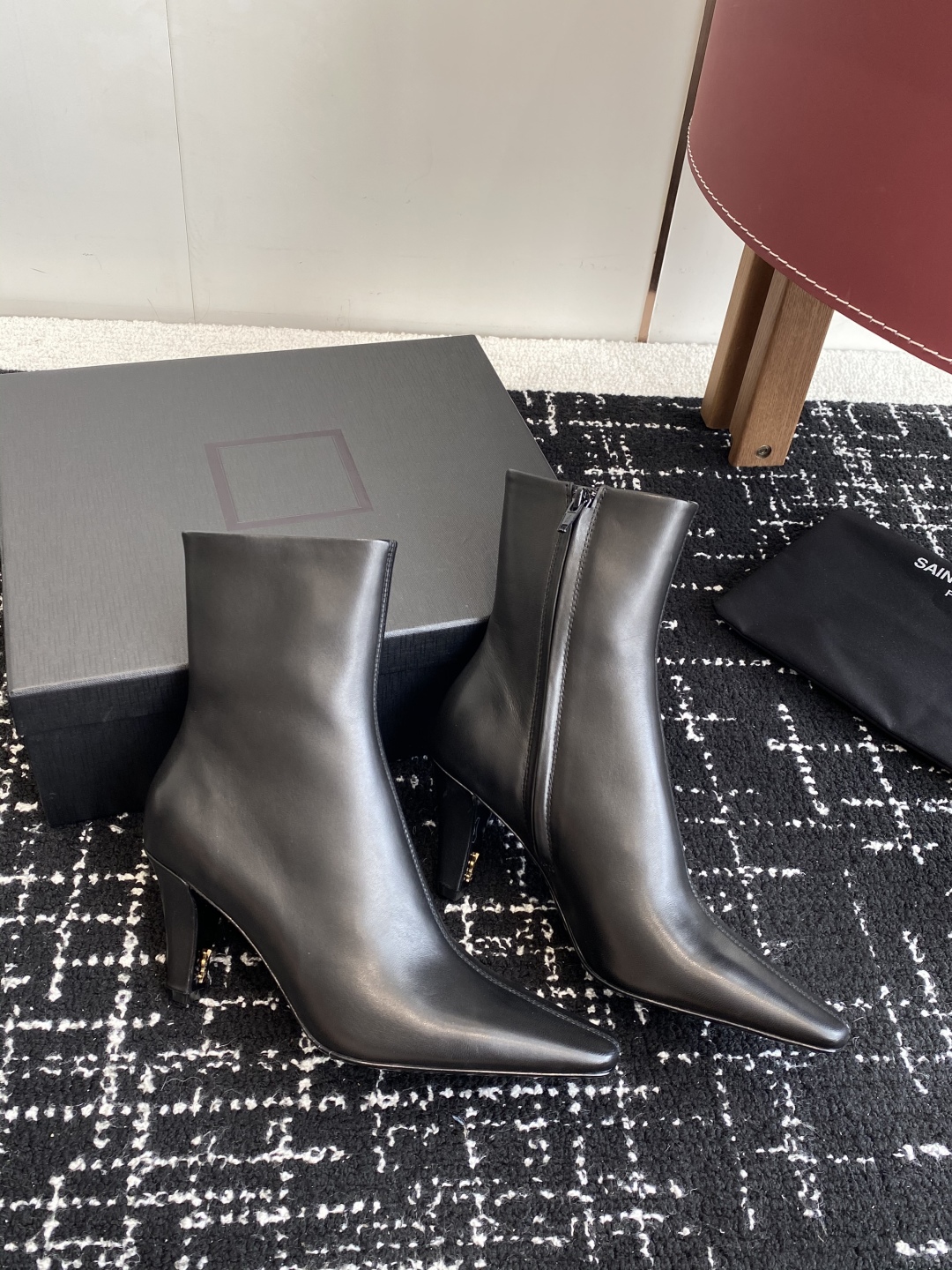 代购级Saint Laurent 圣罗兰 25ss秋冬新款 侧拉链 高跟 短靴靴
整个鞋非常的简约大气 