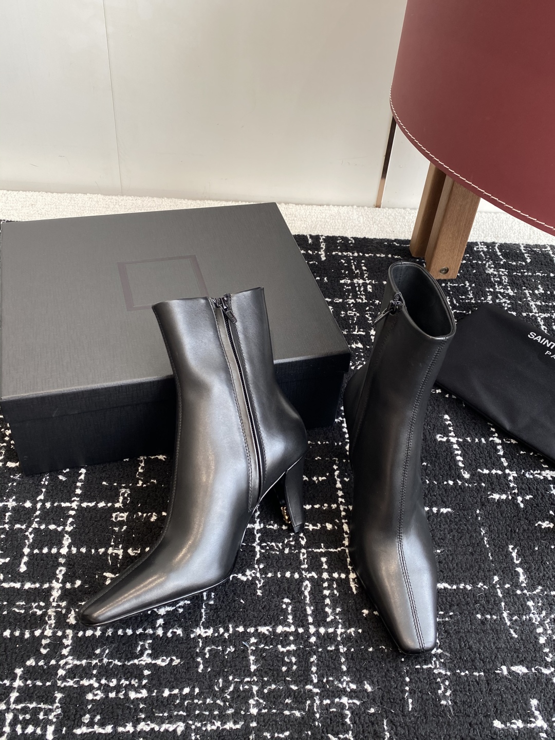 代购级Saint Laurent 圣罗兰 25ss秋冬新款 侧拉链 高跟 短靴靴
整个鞋非常的简约大气 