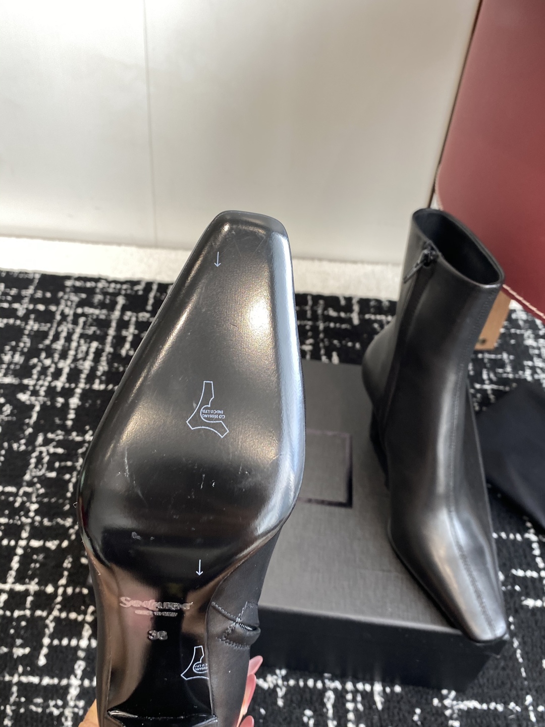 代购级Saint Laurent 圣罗兰 25ss秋冬新款 侧拉链 高跟 短靴靴
整个鞋非常的简约大气 