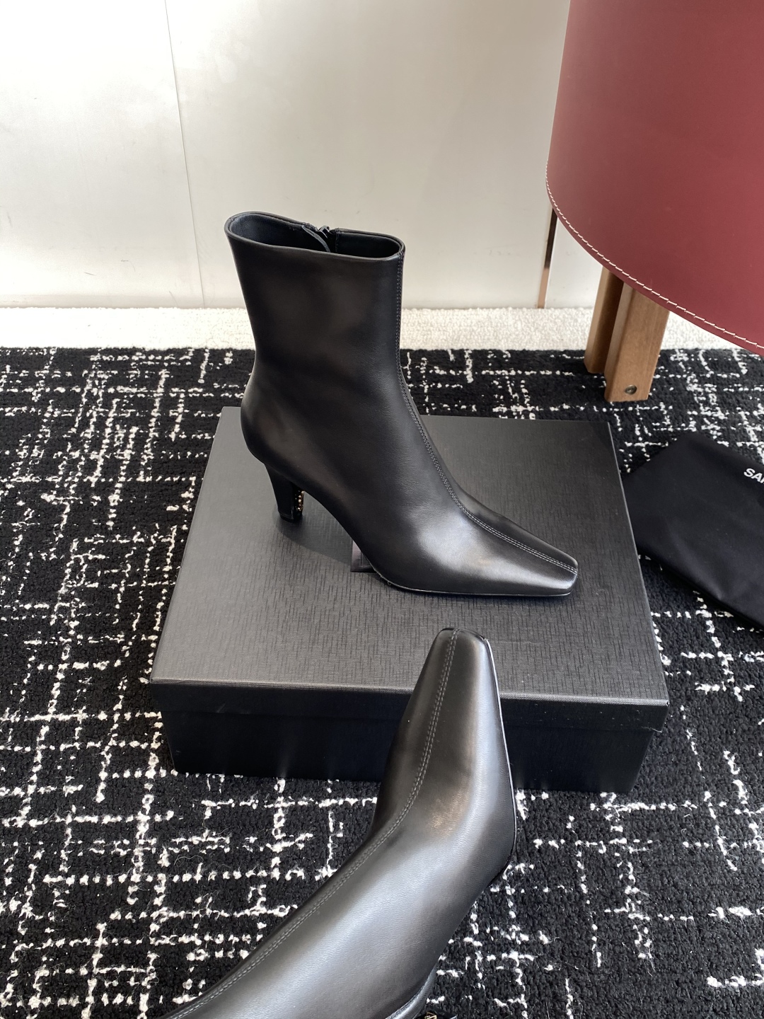 代购级Saint Laurent 圣罗兰 25ss秋冬新款 侧拉链 高跟 短靴靴
整个鞋非常的简约大气 