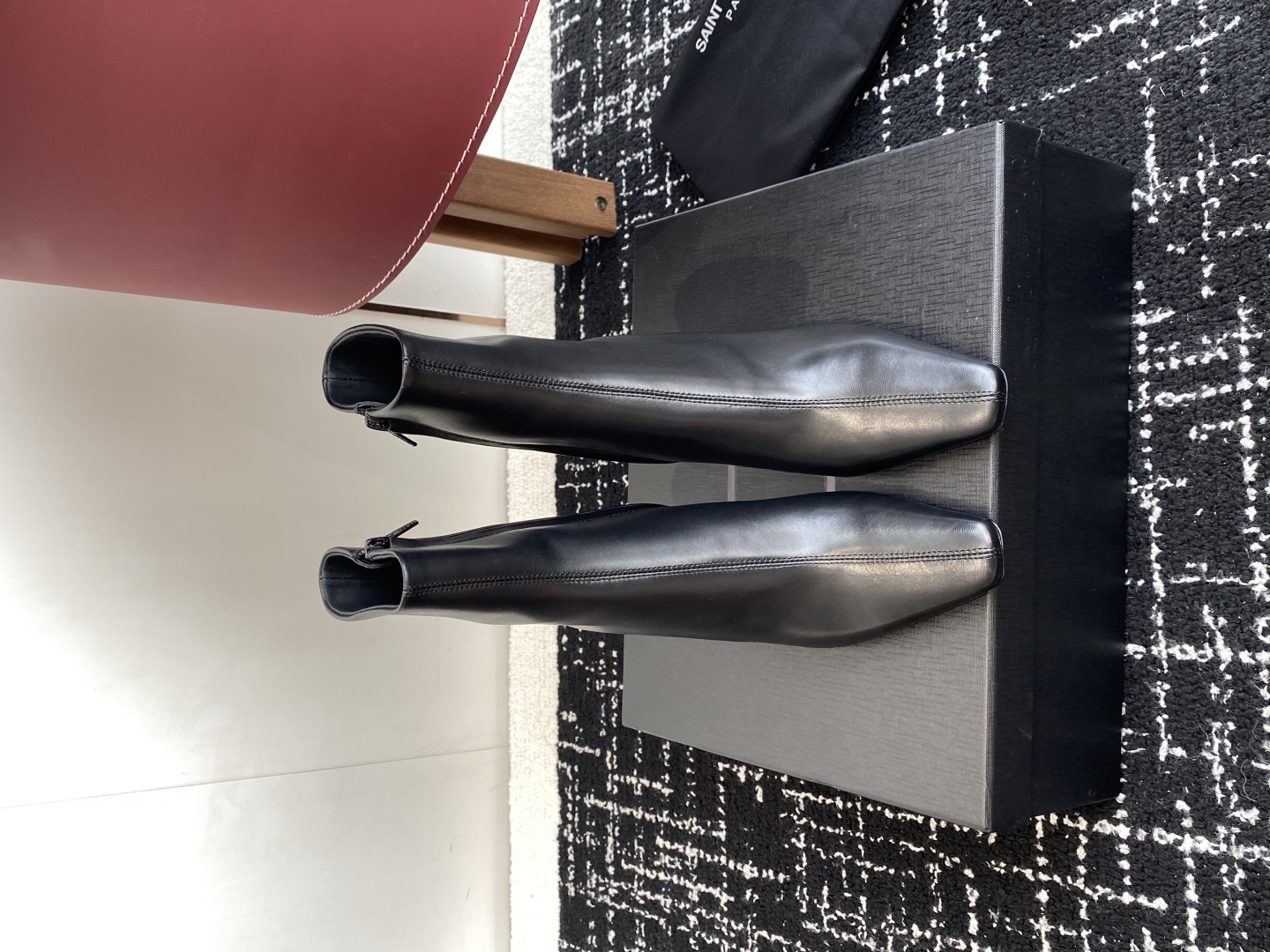 代购级Saint Laurent 圣罗兰 25ss秋冬新款 侧拉链 高跟 短靴靴
整个鞋非常的简约大气 